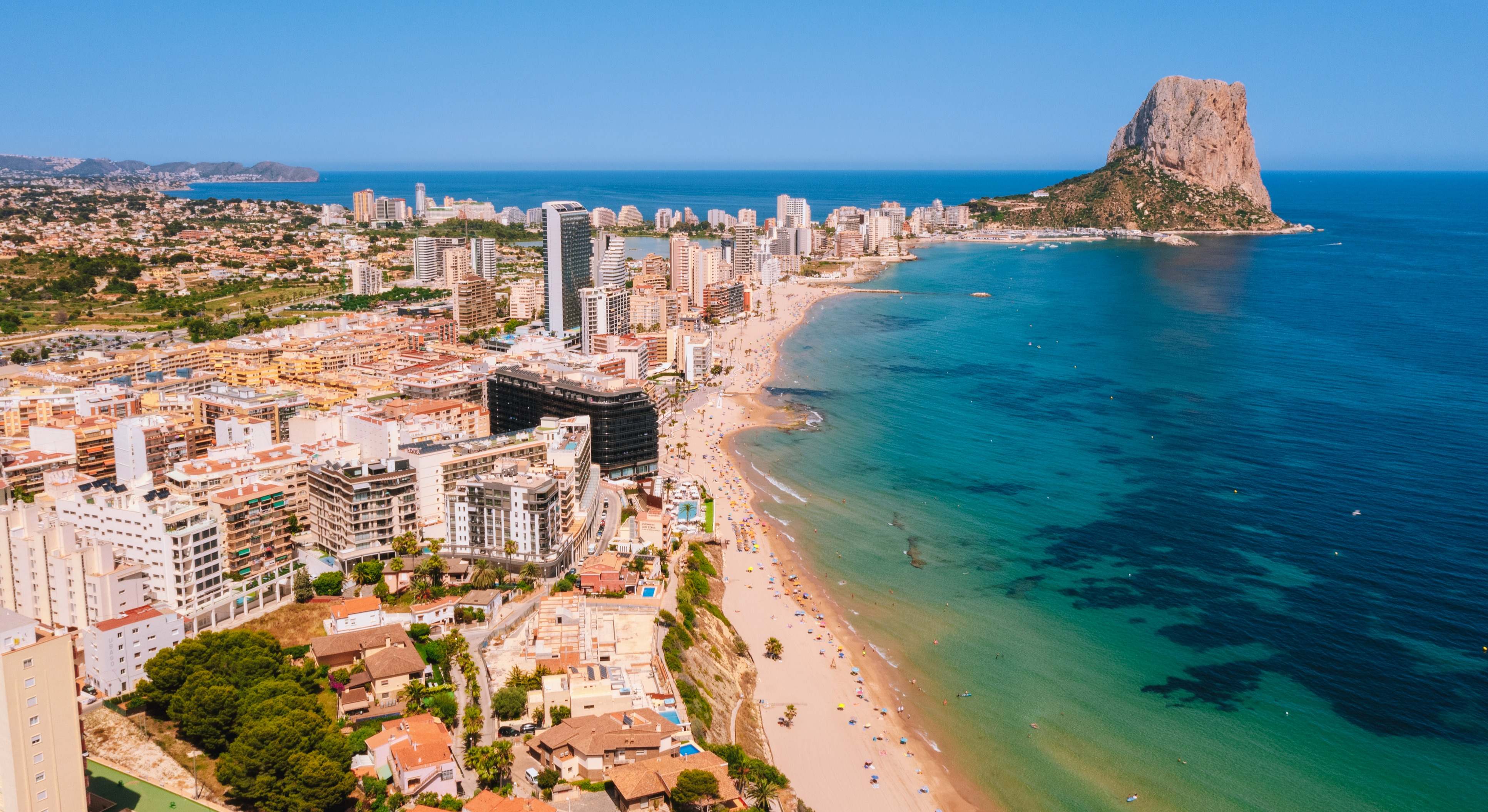 Vista aérea de la ciudad de Calp con playa y roca de Ifach en la Costa Blanca España