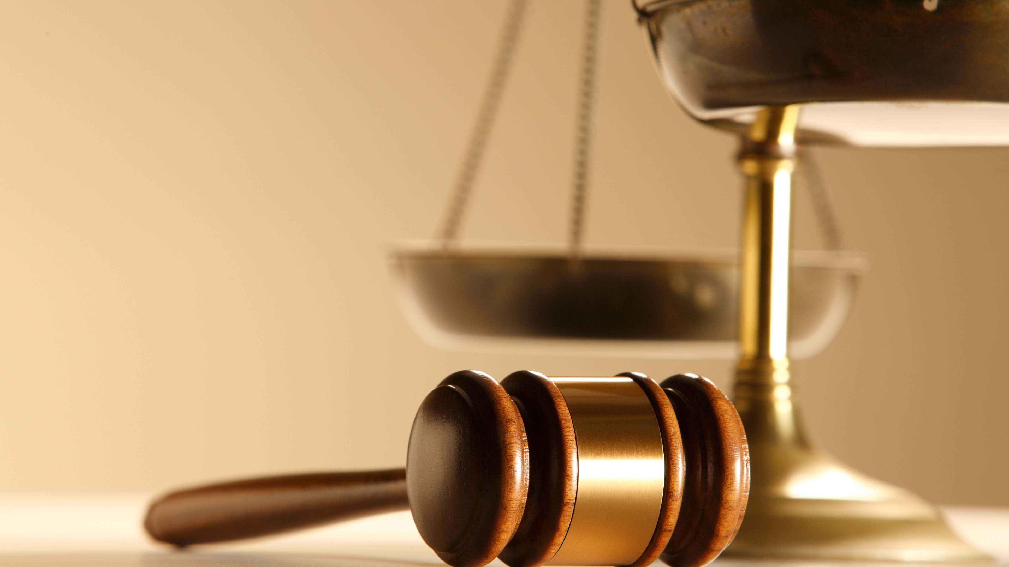 Mazo de un juez junto a una balanza, símbolo de la justicia