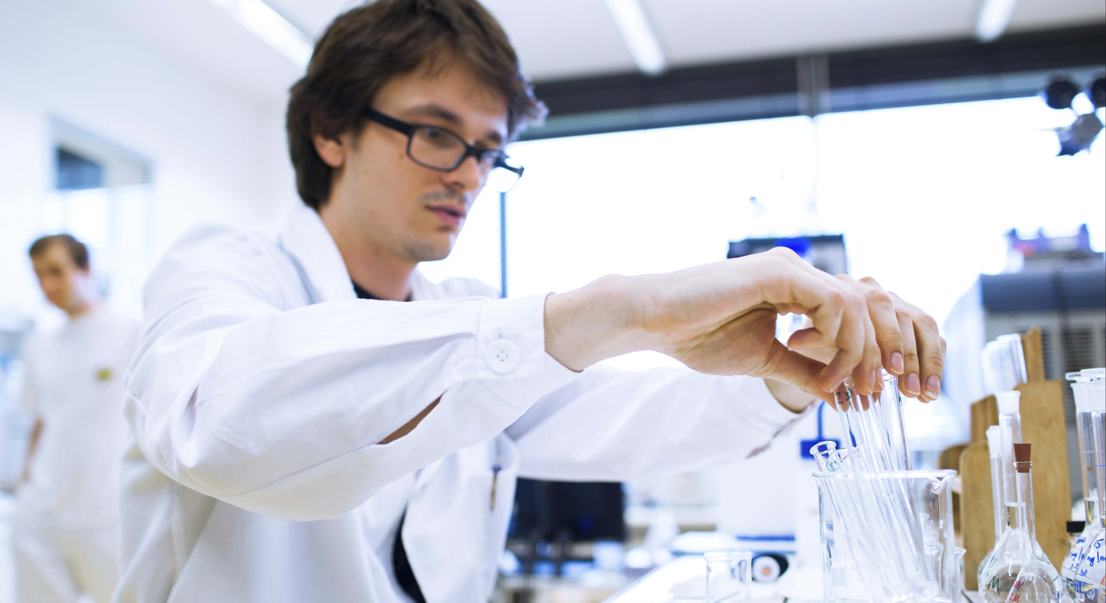 Una persona en un laboratorio