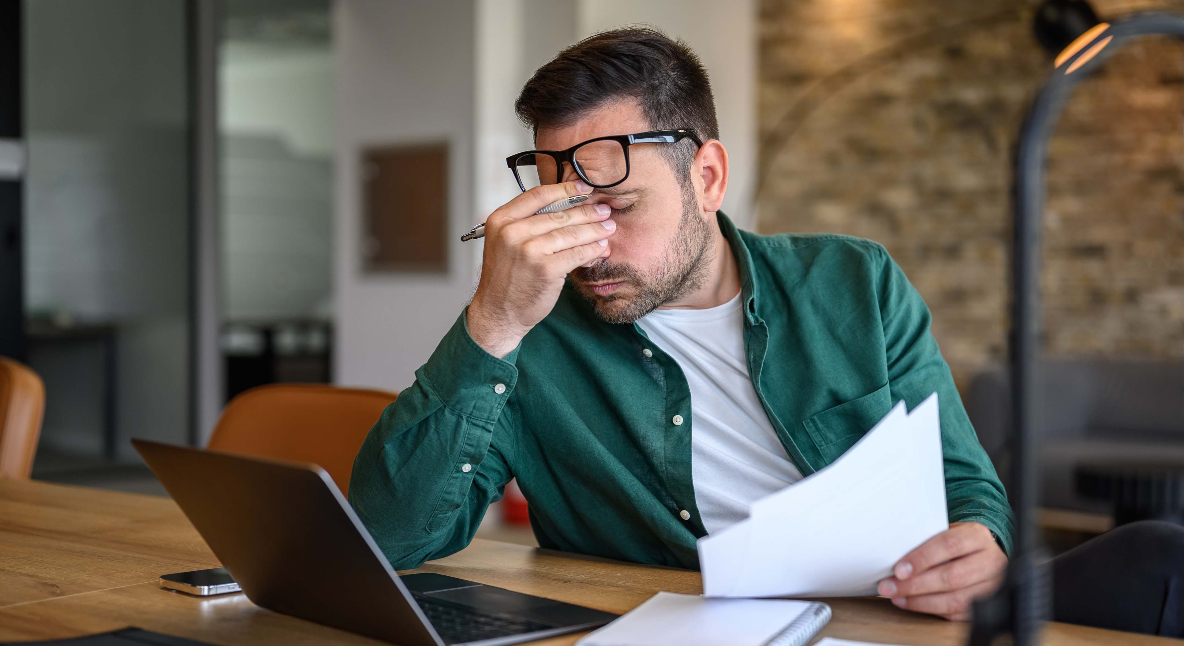 Un hombre consulta sus deudas. / Foto: iStock