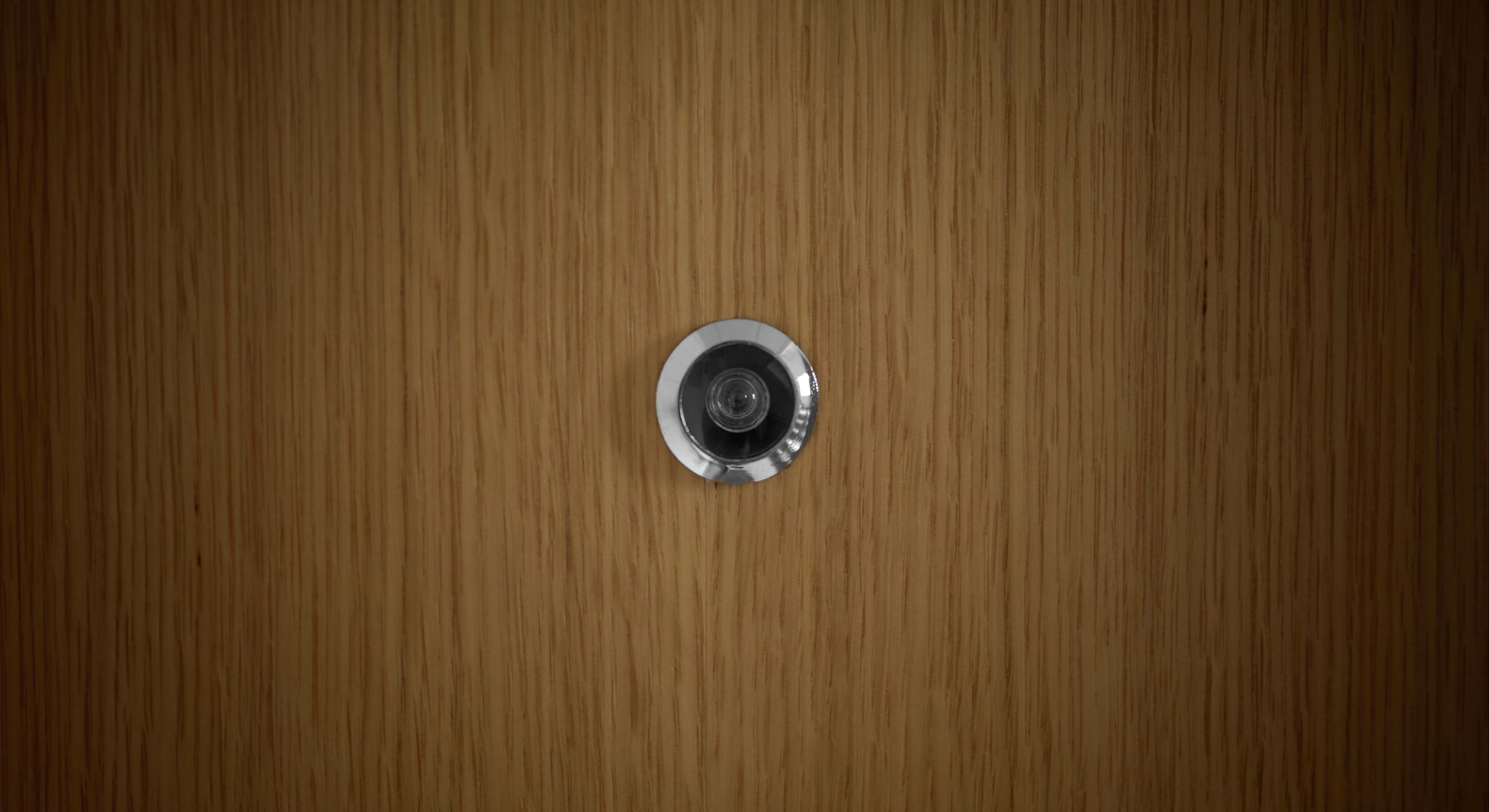 Mirilla en la puerta de una casa. / Foto: iStock