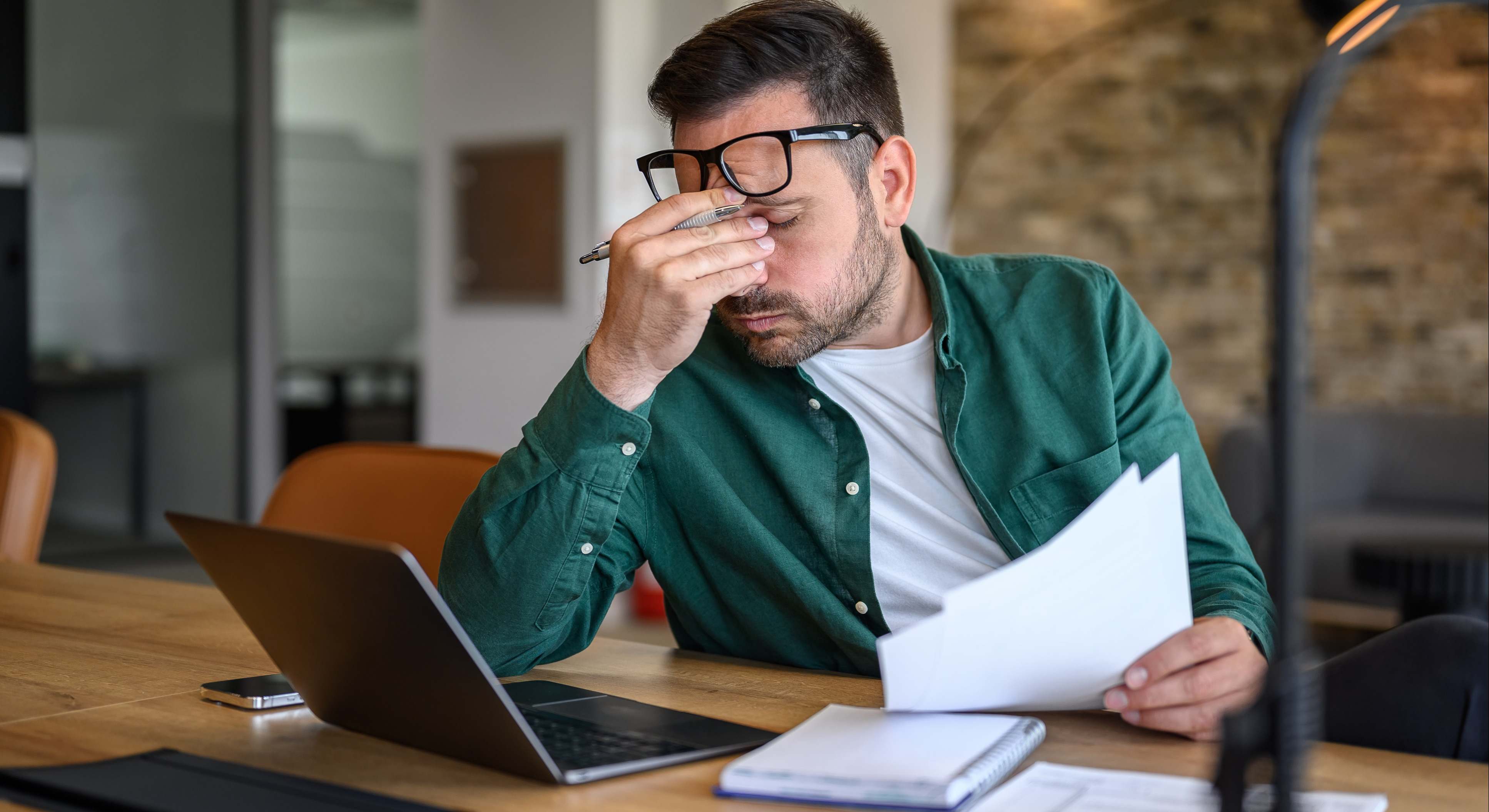 Un hombre consulta sus deudas. / Foto: iStock