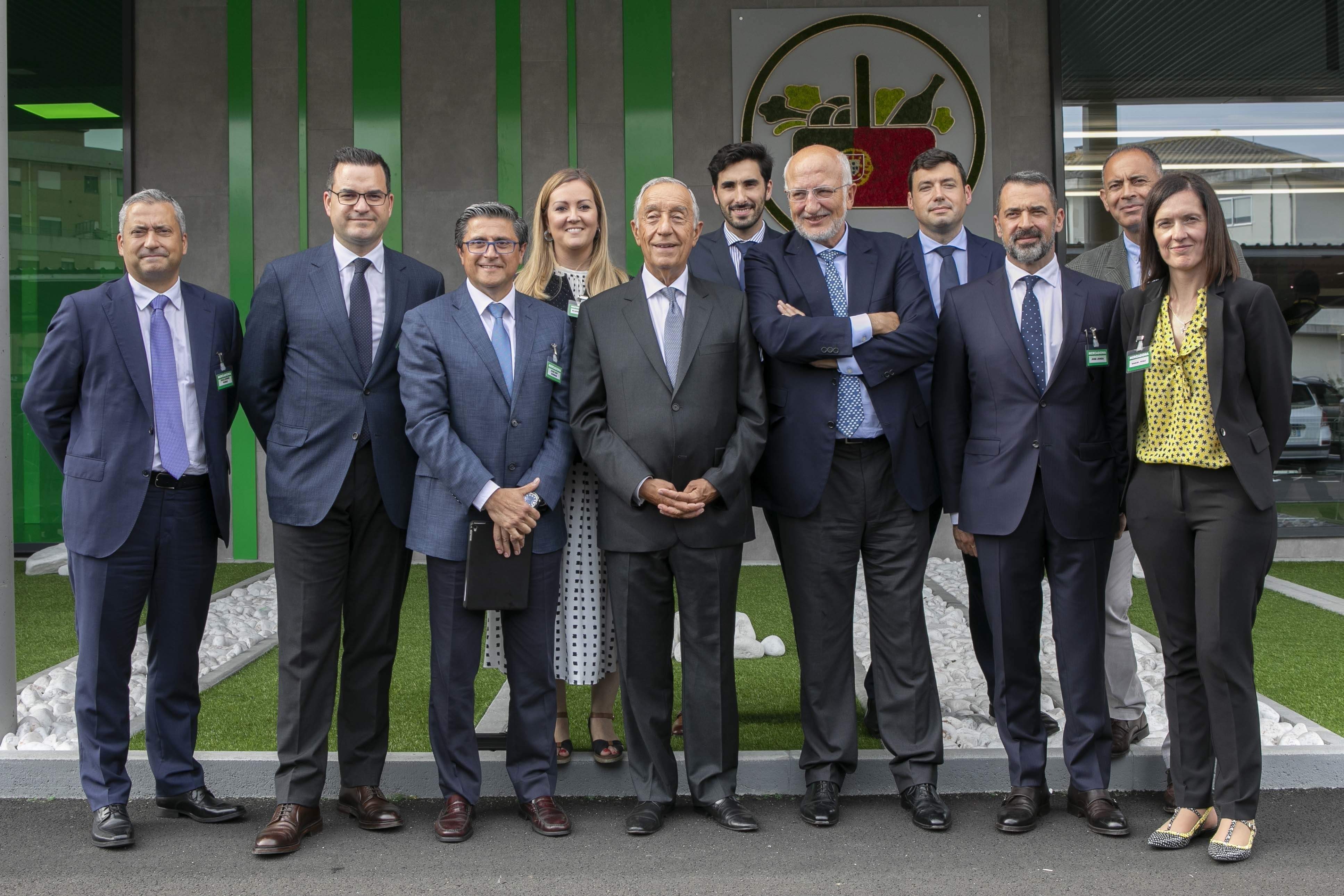 EuropaPress_2258830_El_presidente_de_Portugal_Marcelo_Rebelo_de_Sousa_el_presidente_de_Mercadona_Juan_Roig_y_miembros_del_Comite_de_Direccion_de_Mercadona_y_resto_de_miembros_del_equipo_de_Mercadona.jpg