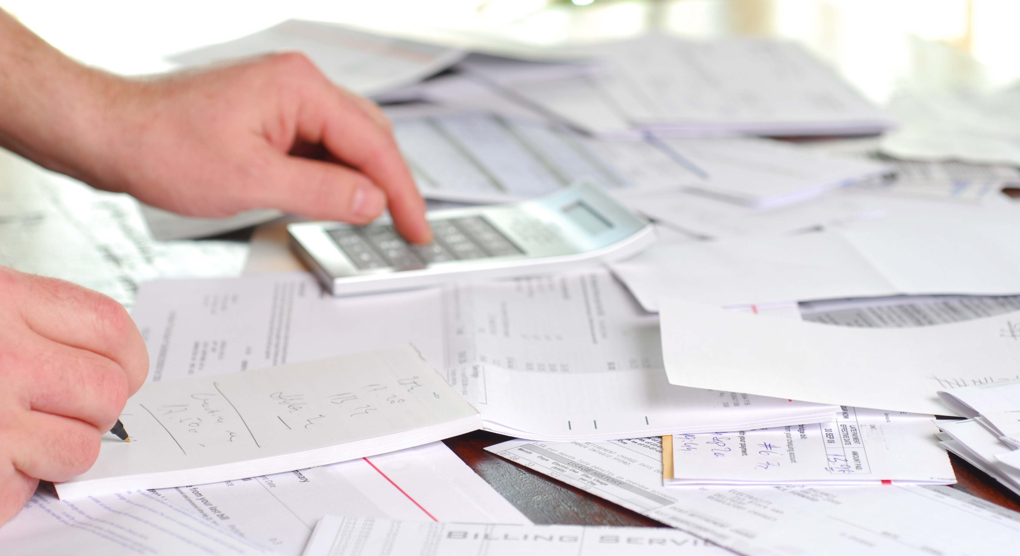 Una persona apunta las cuentas en un papel