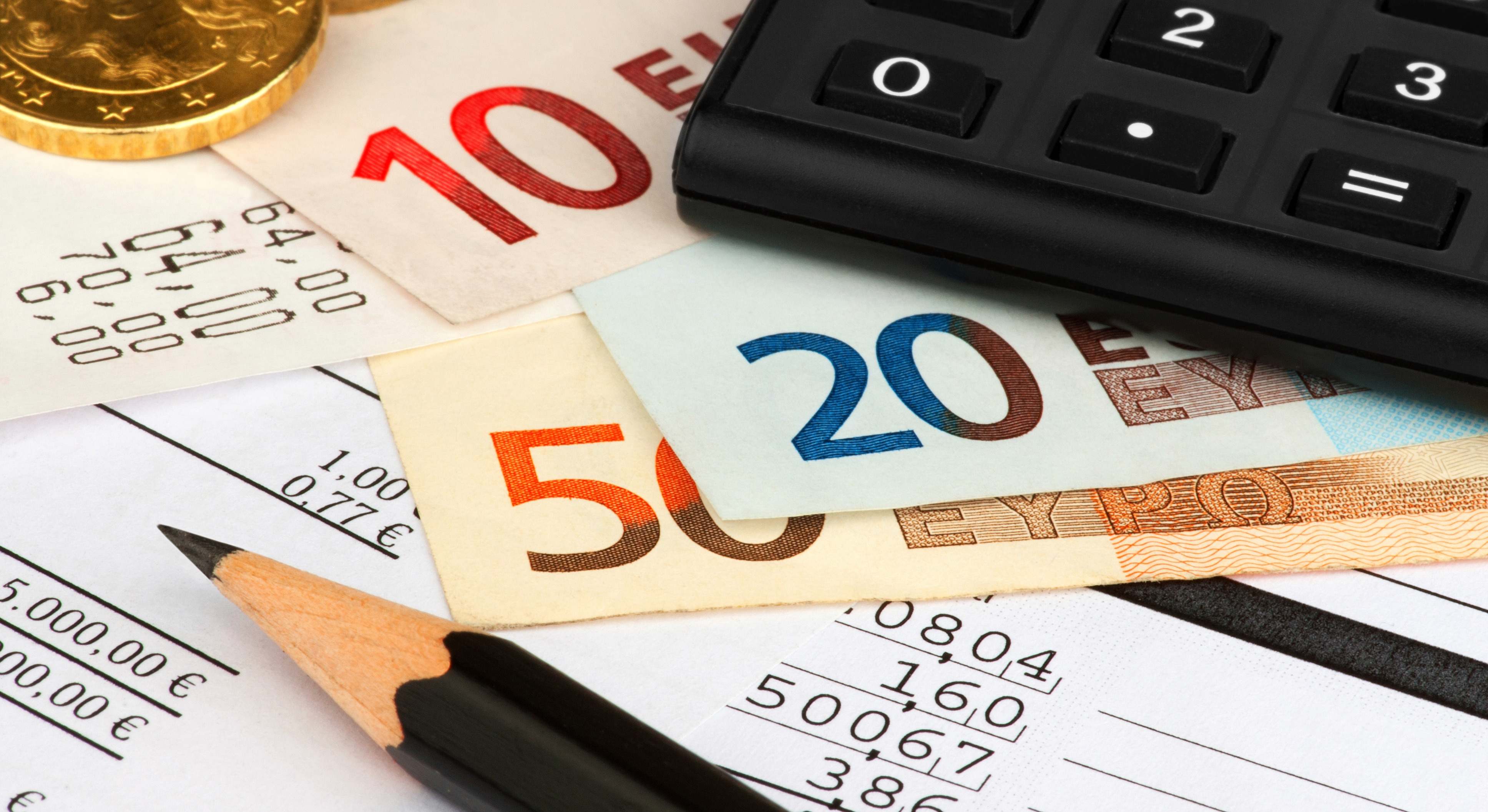 Varios billetes junto a una calculadora