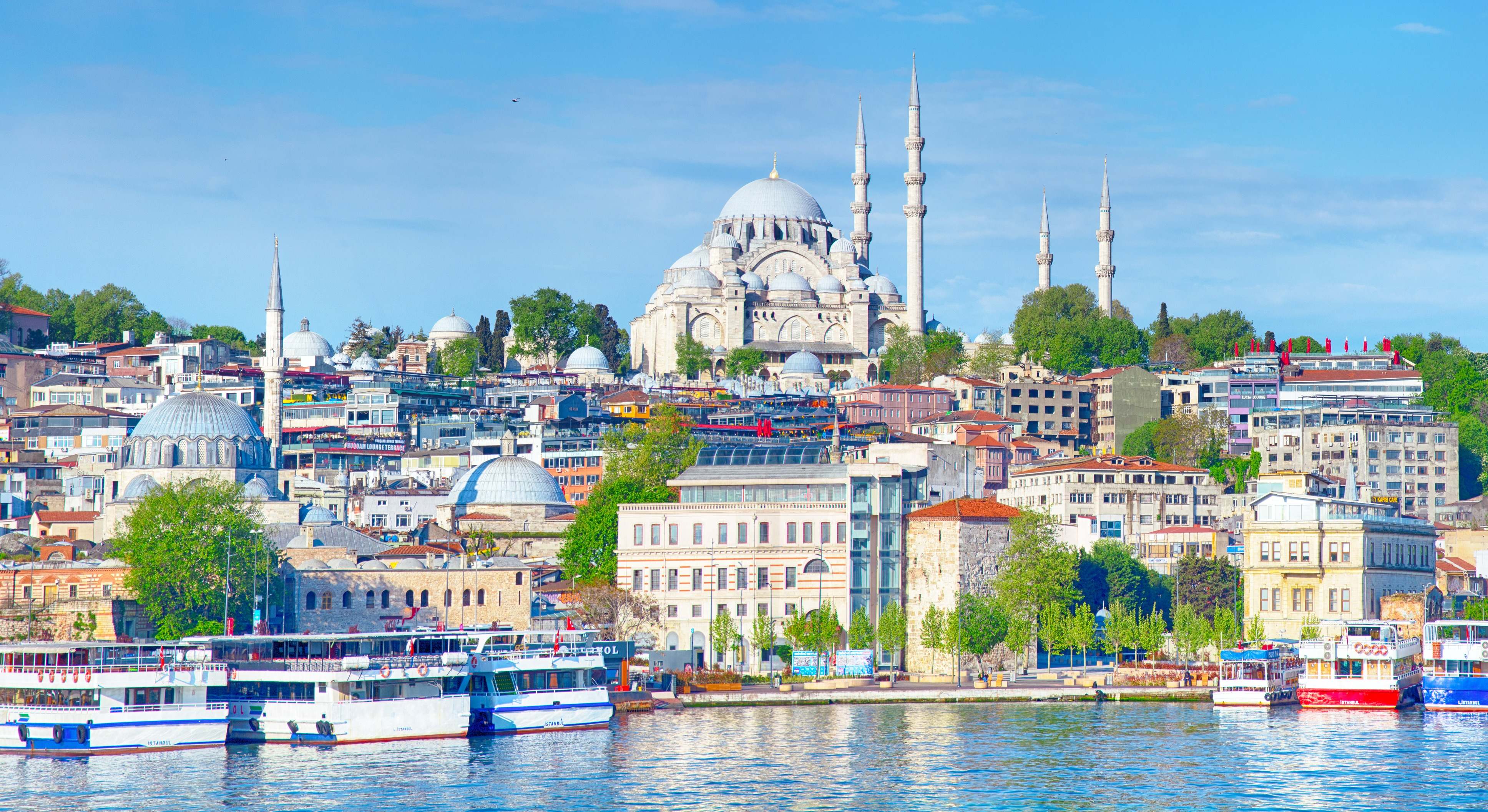 Bahía del Cuerno de Oro de Estambul con barcos y casa a lo lejos