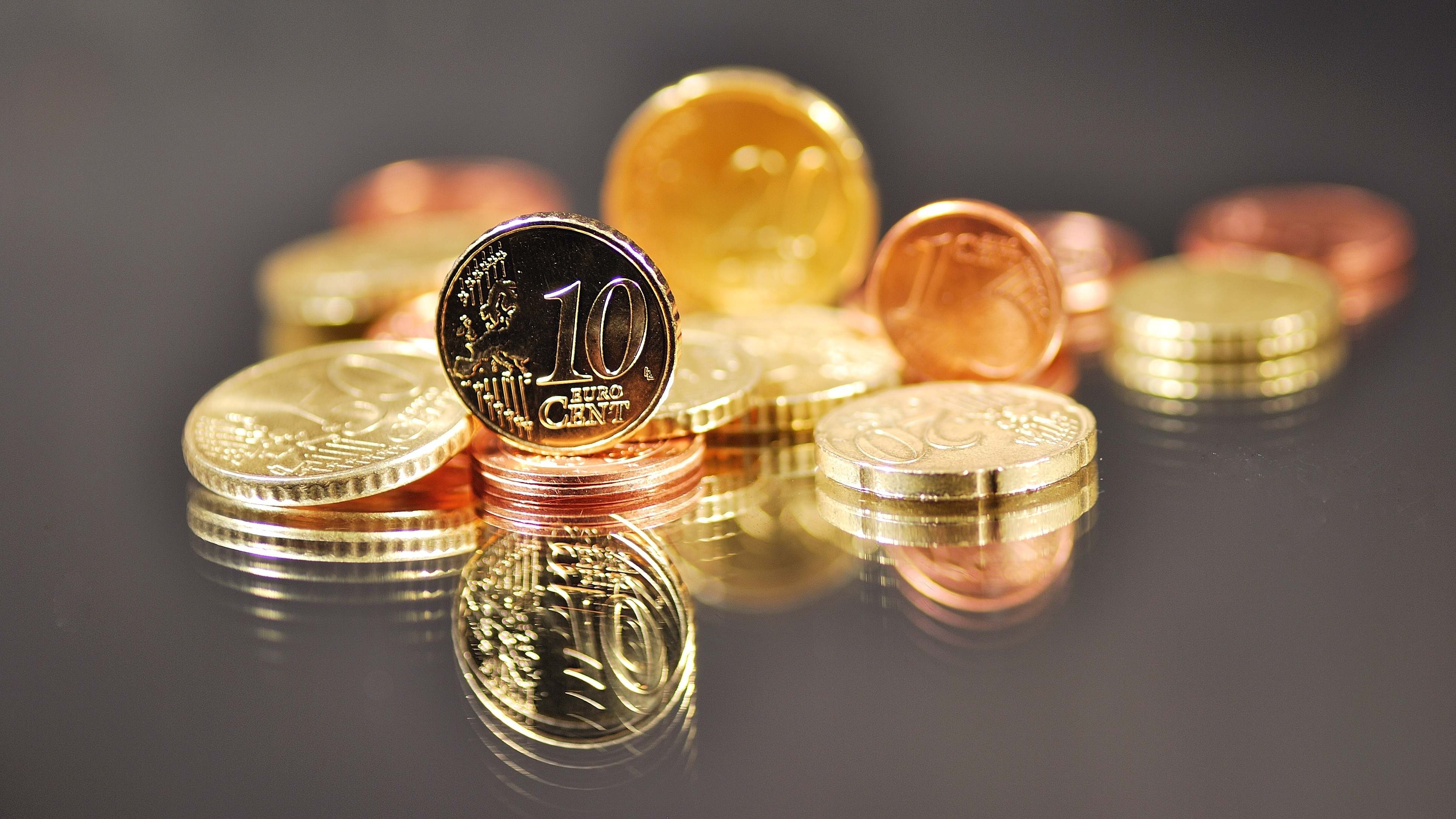 Monedas de euro sobre una mesa