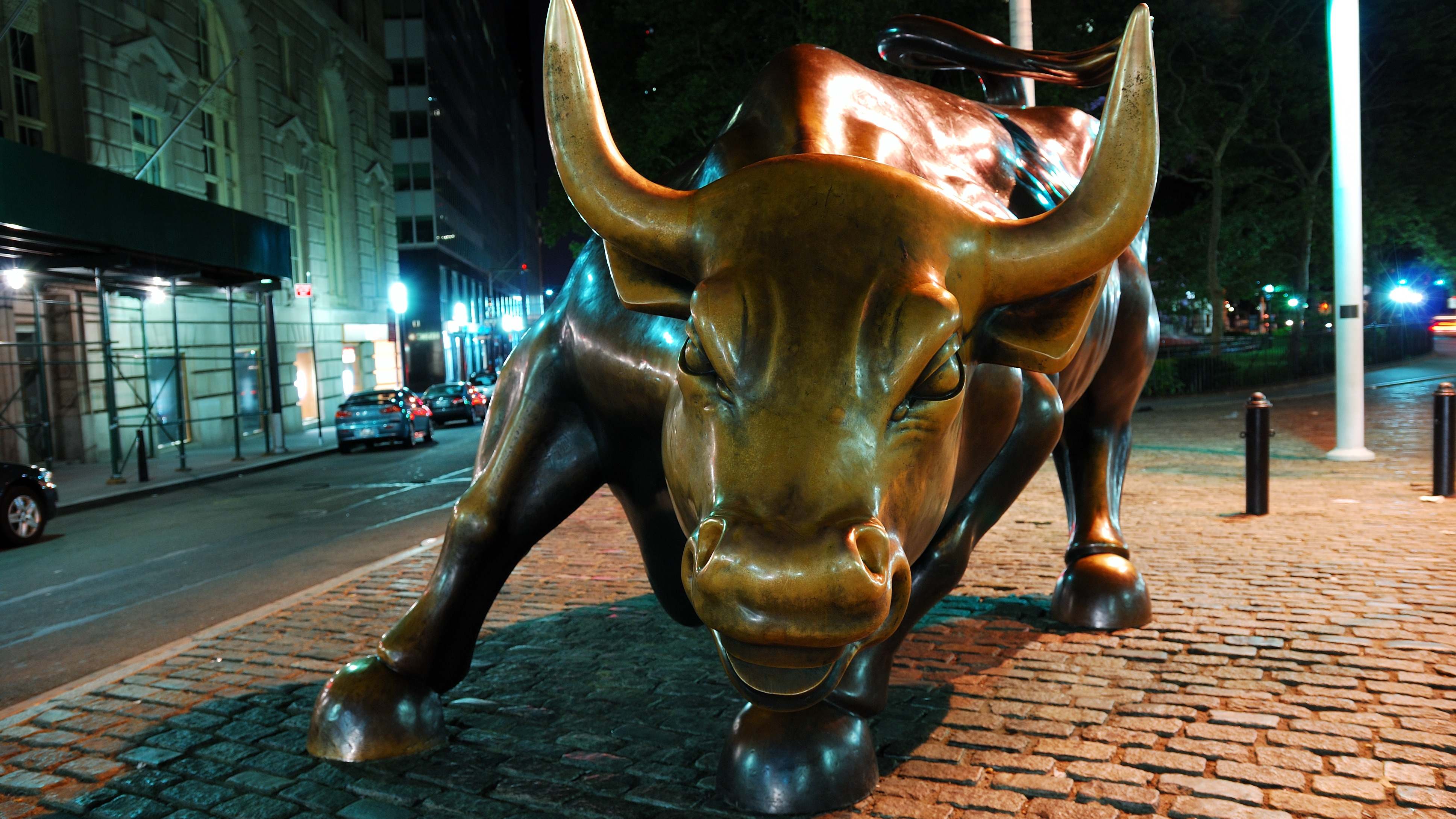 Estatua del toro bravo de Wall Street de noche