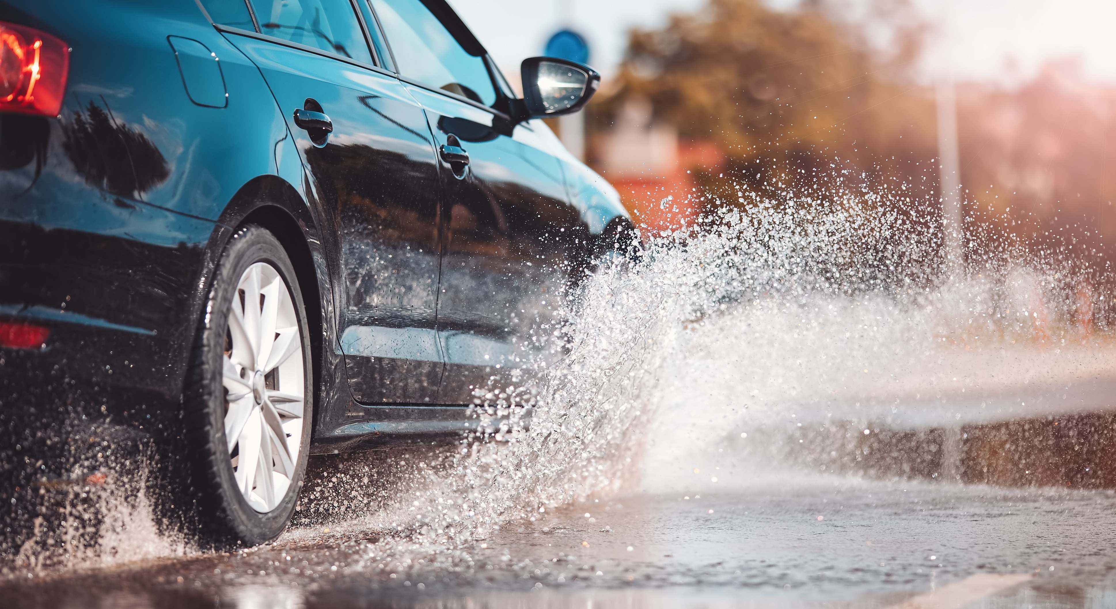 Coche circulando bajo la lluvia