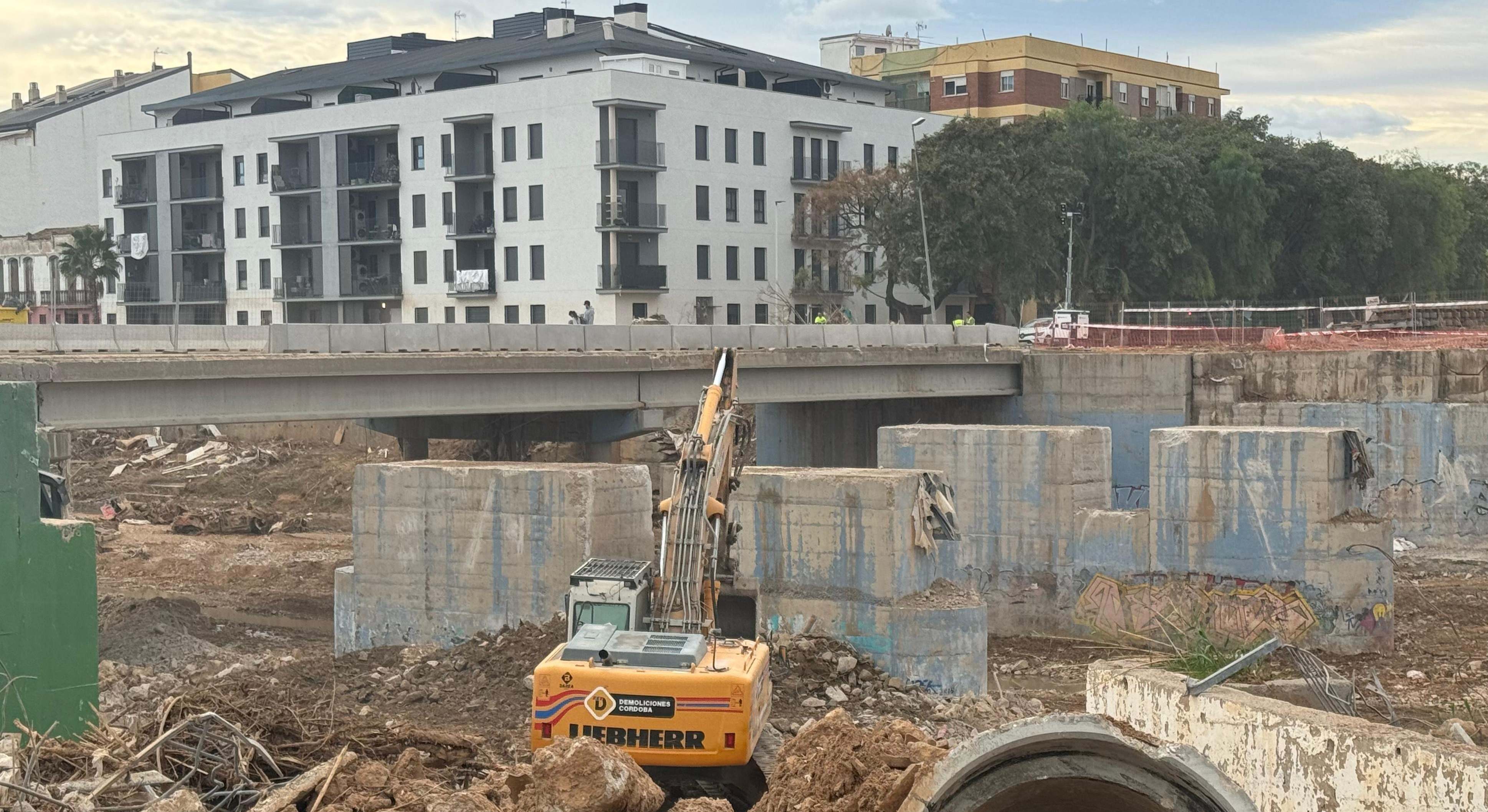 Trabajos en el puente de la red de Metro de Valencia en Paiporta.