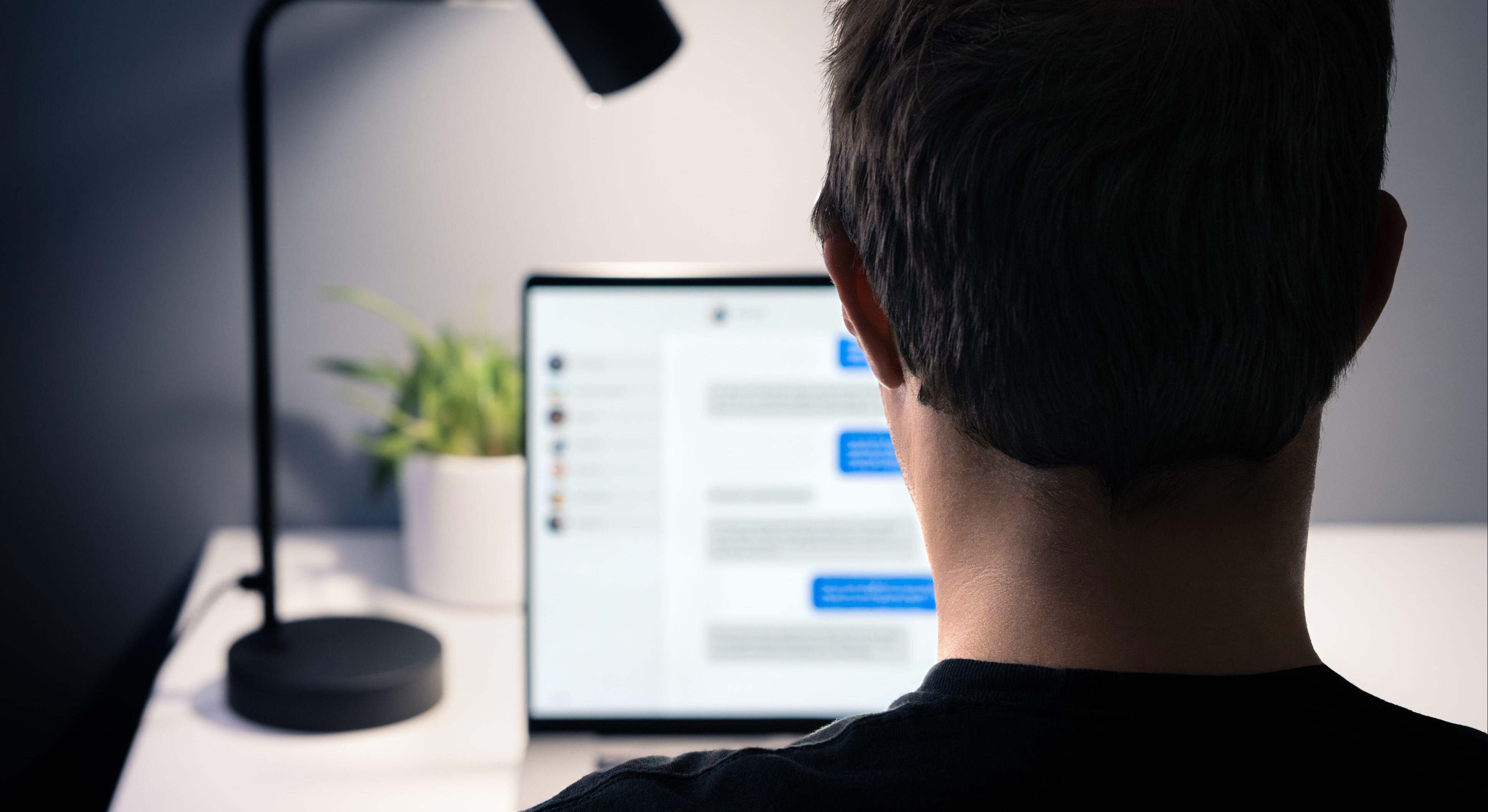 Un hombre mantiene un conversación por chat