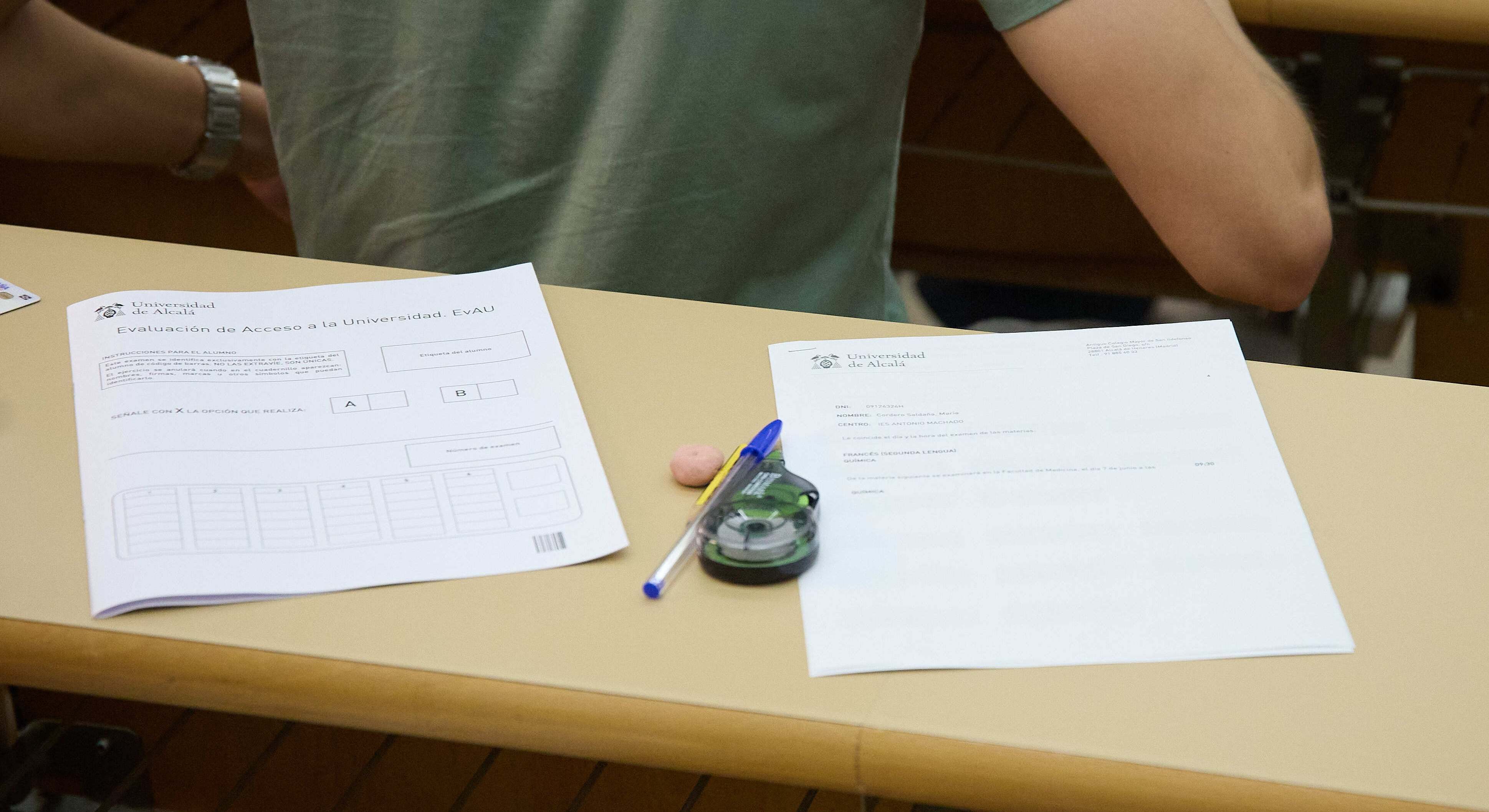 Estudiantes en la mesa del examen de Selectividad. / Foto: EP