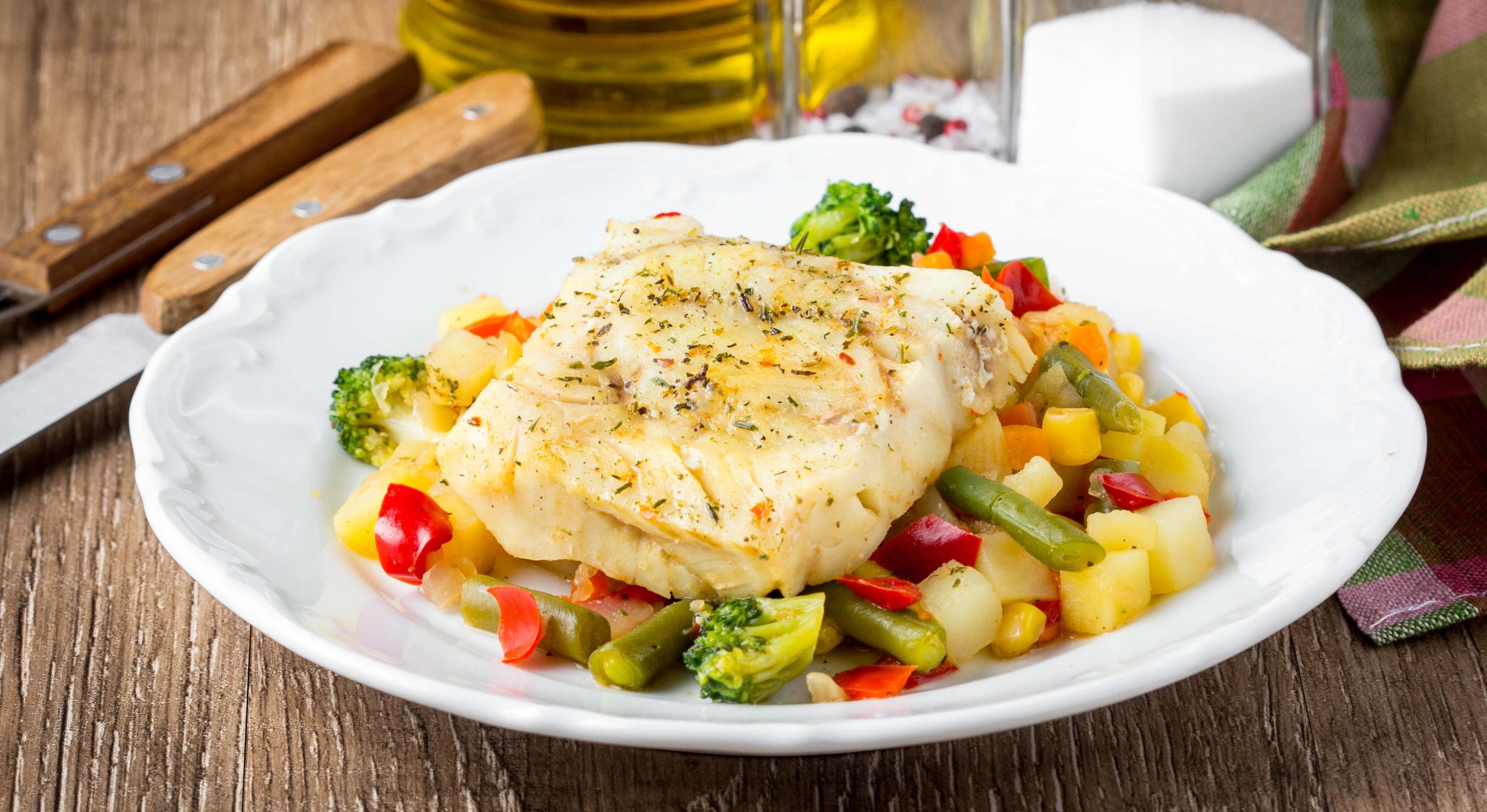 Plato de merluza con verduras