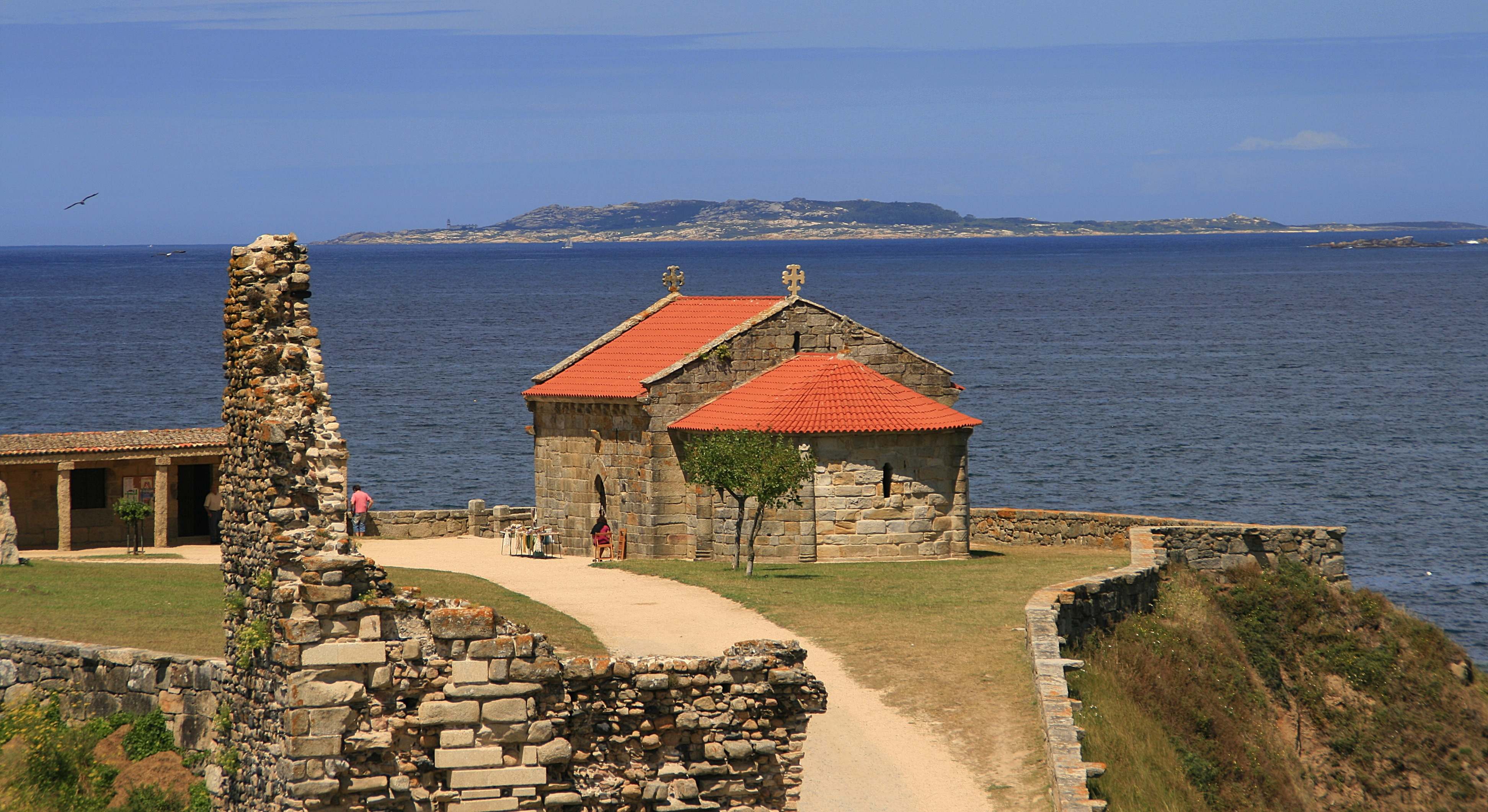 La ermita y el faro derruido de la Playa de la Lanzada