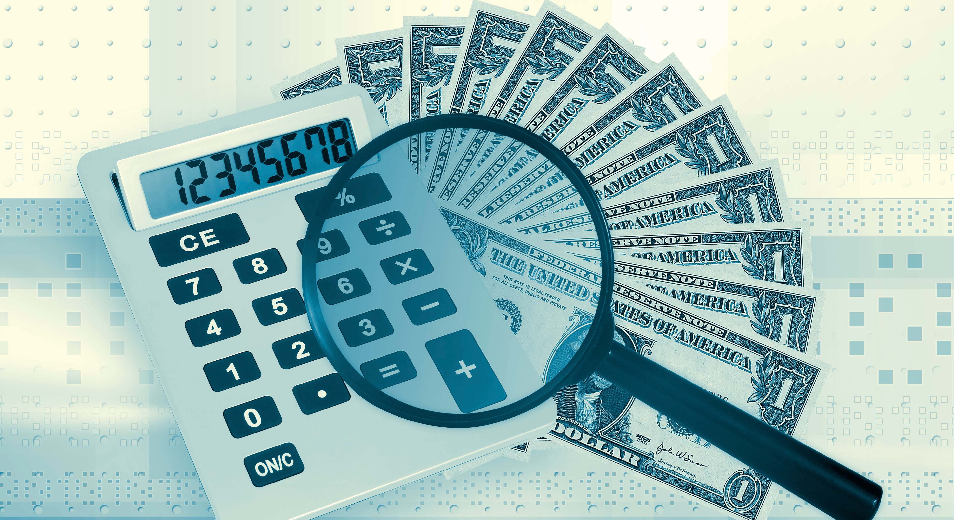 Lupa sobre una calculadora y varios billetes
