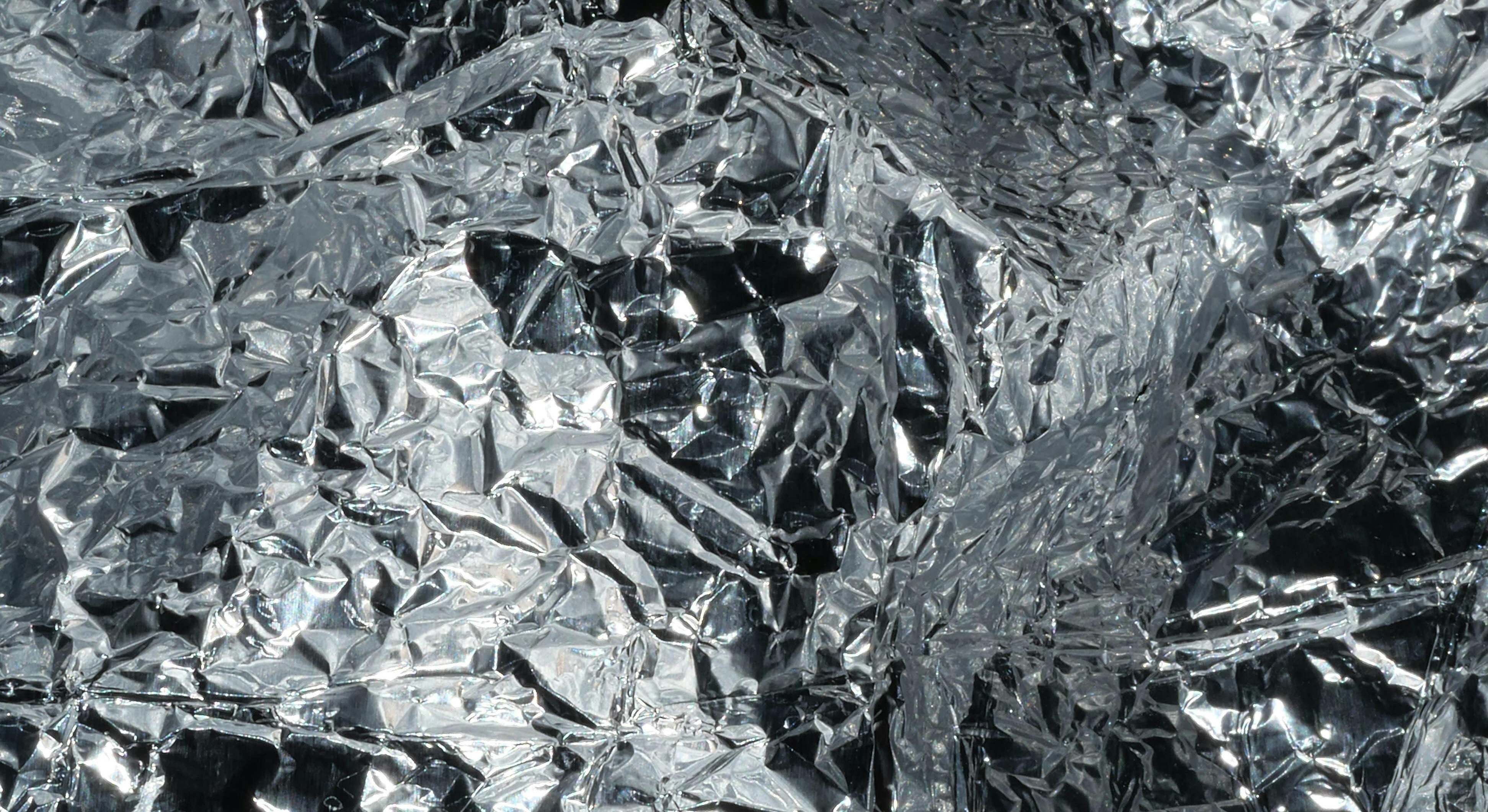El papel de aluminio se usa en la cocina para conservar, envolver y cocinar alimentos