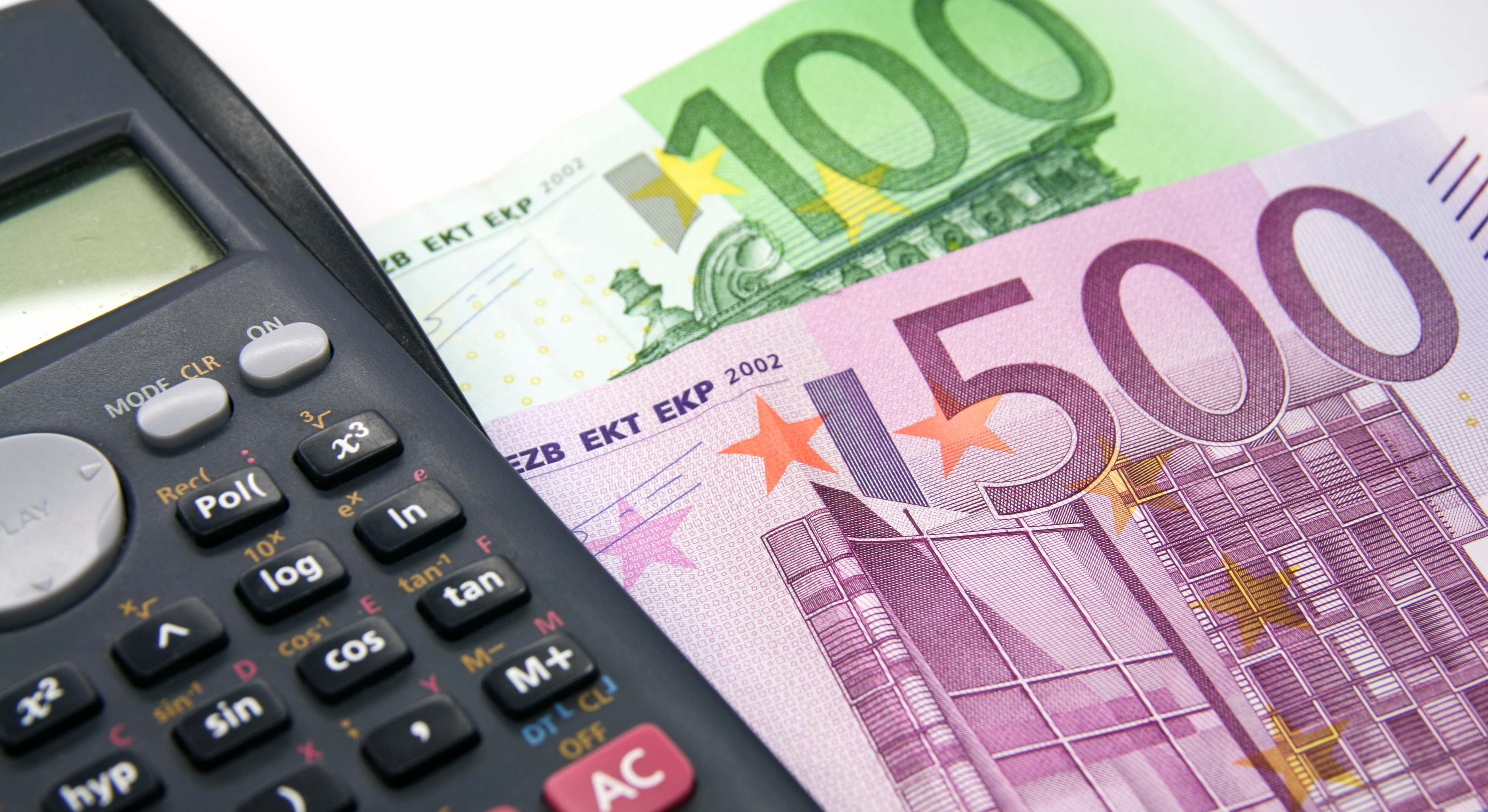 Varios billetes junto a una calculadora