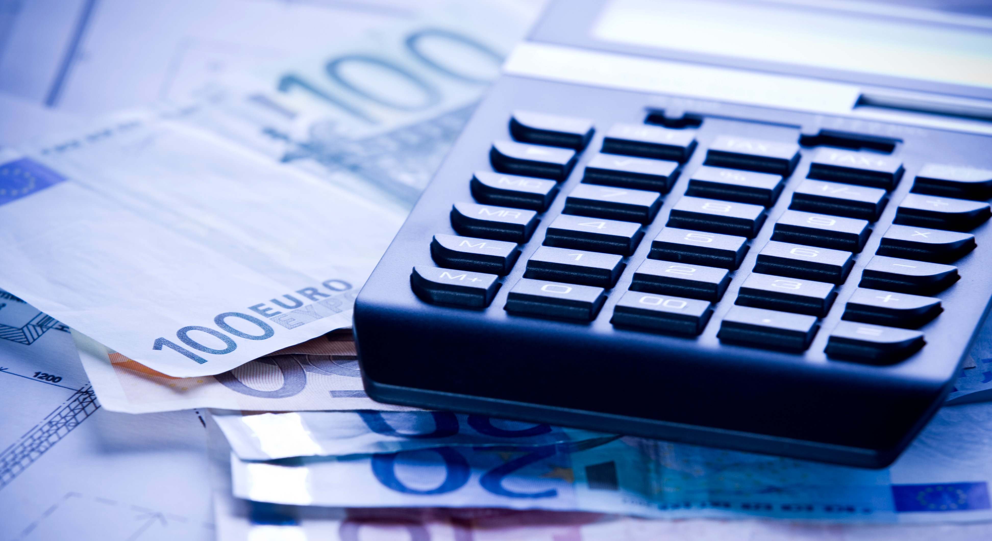 Calculadora sobre billetes