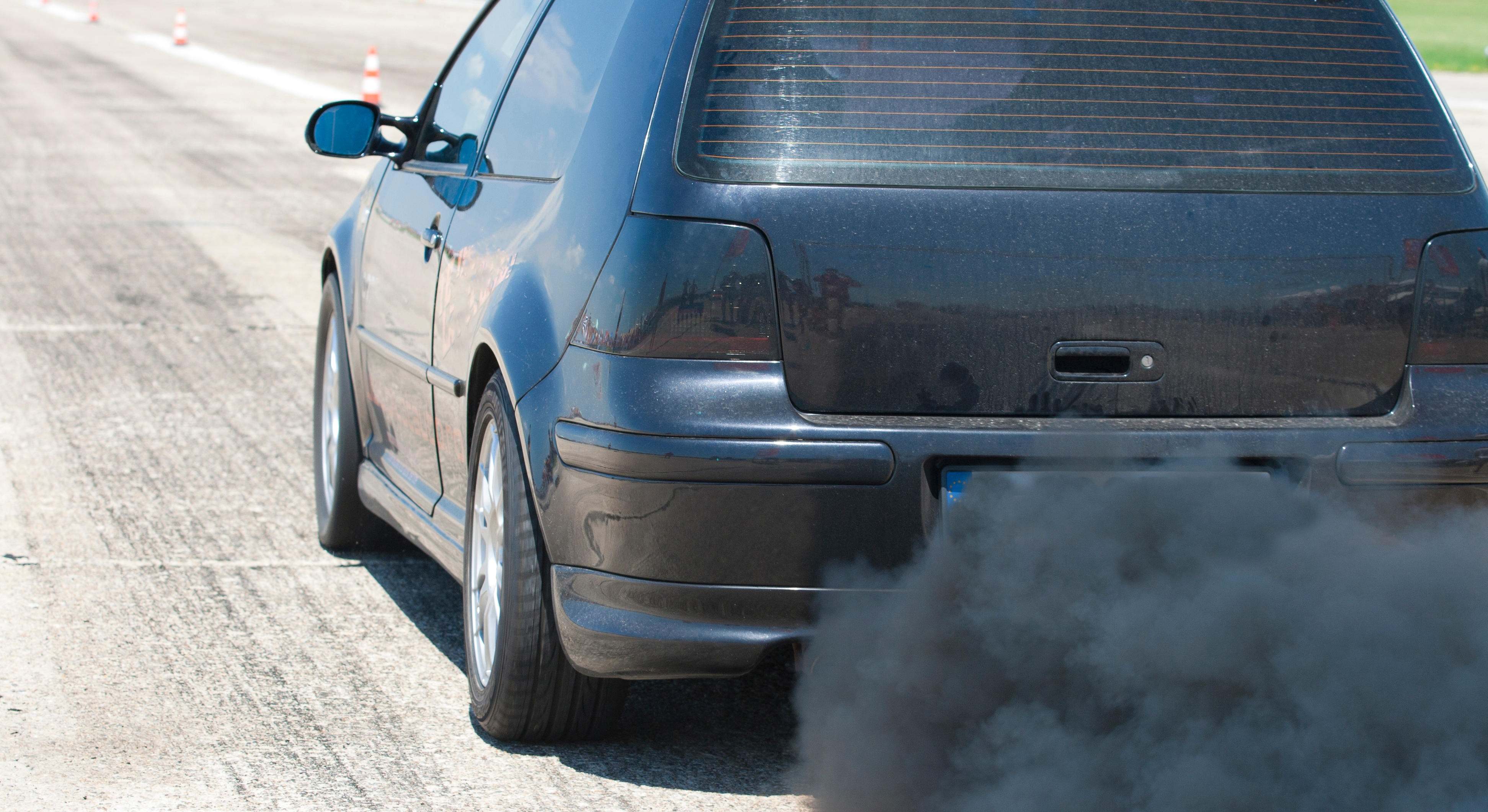 Humo negro coche