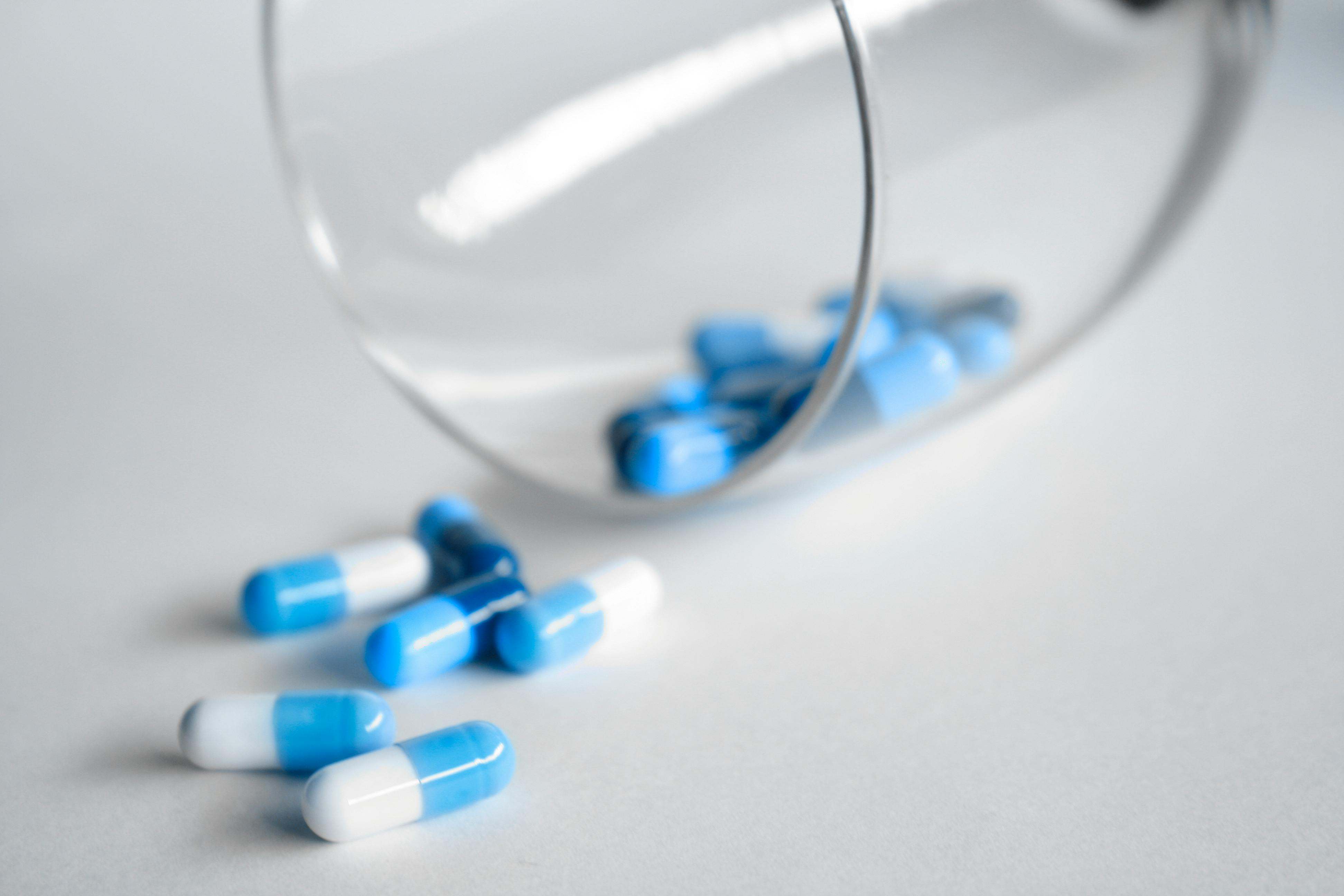 El omeprazol es un medicamento que actúa inhibiendo la bomba de protones