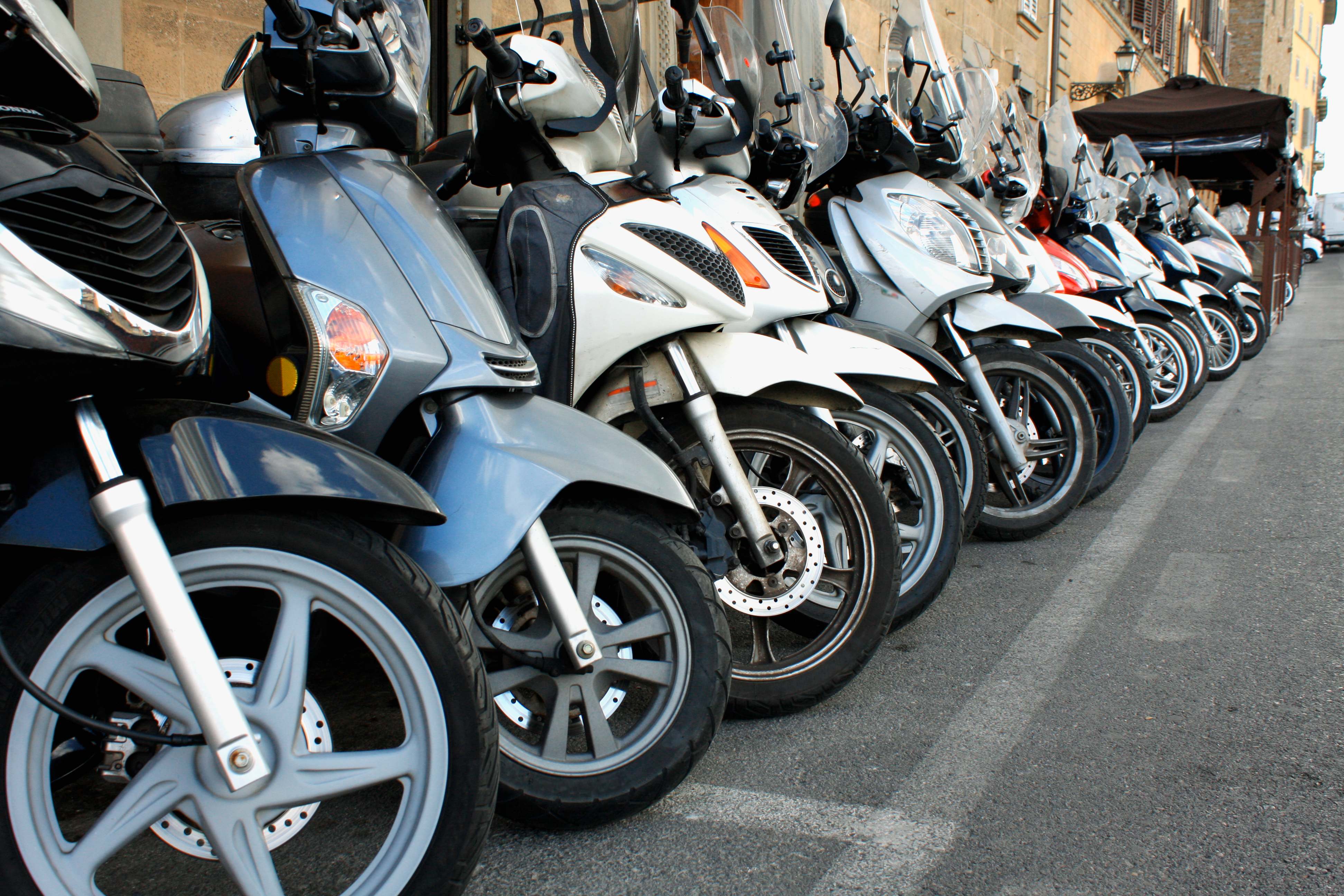 Motos aparcadas en una acera