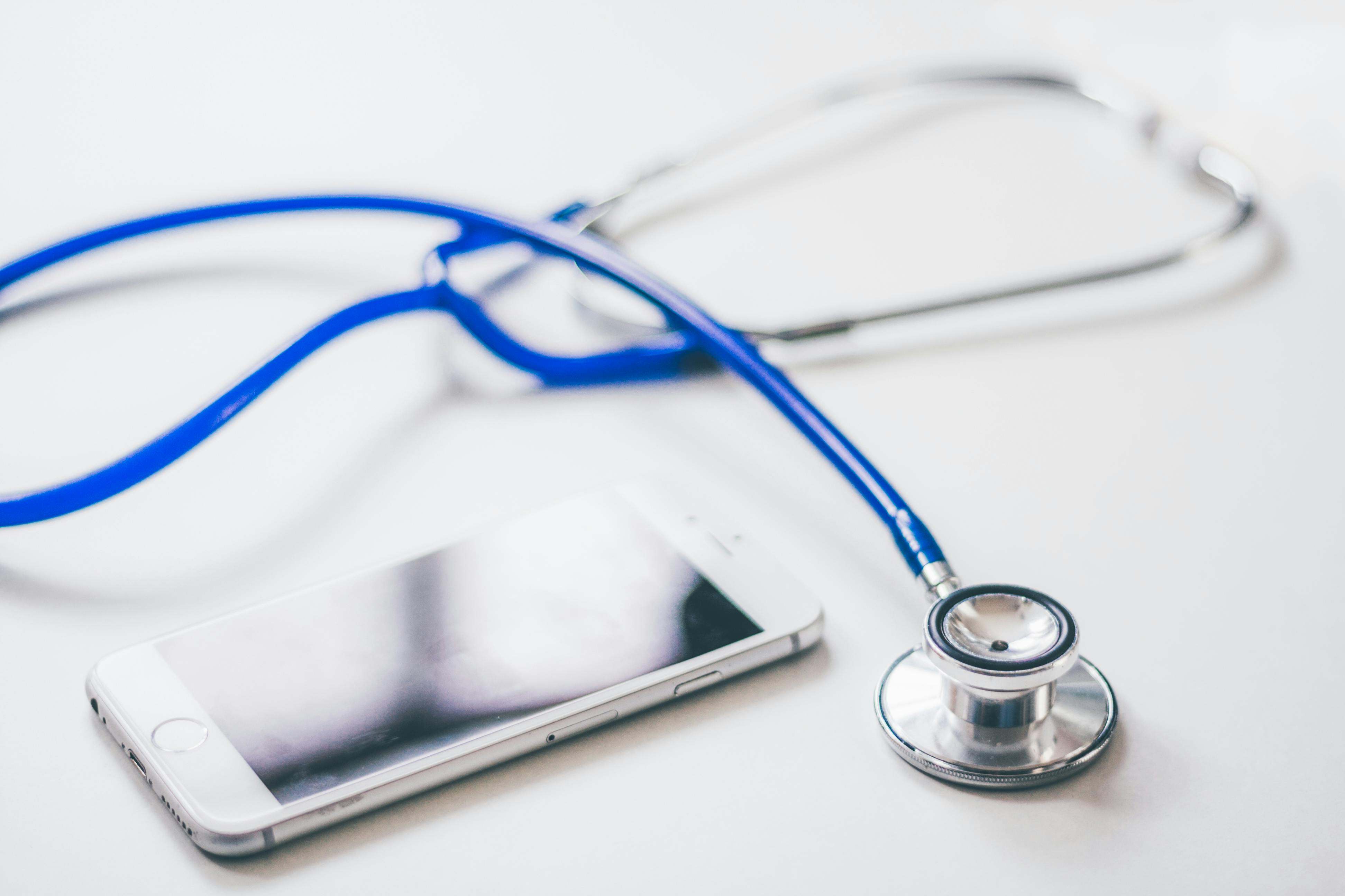 Varios aparatos que suelen utilizar los médicos en su día a día