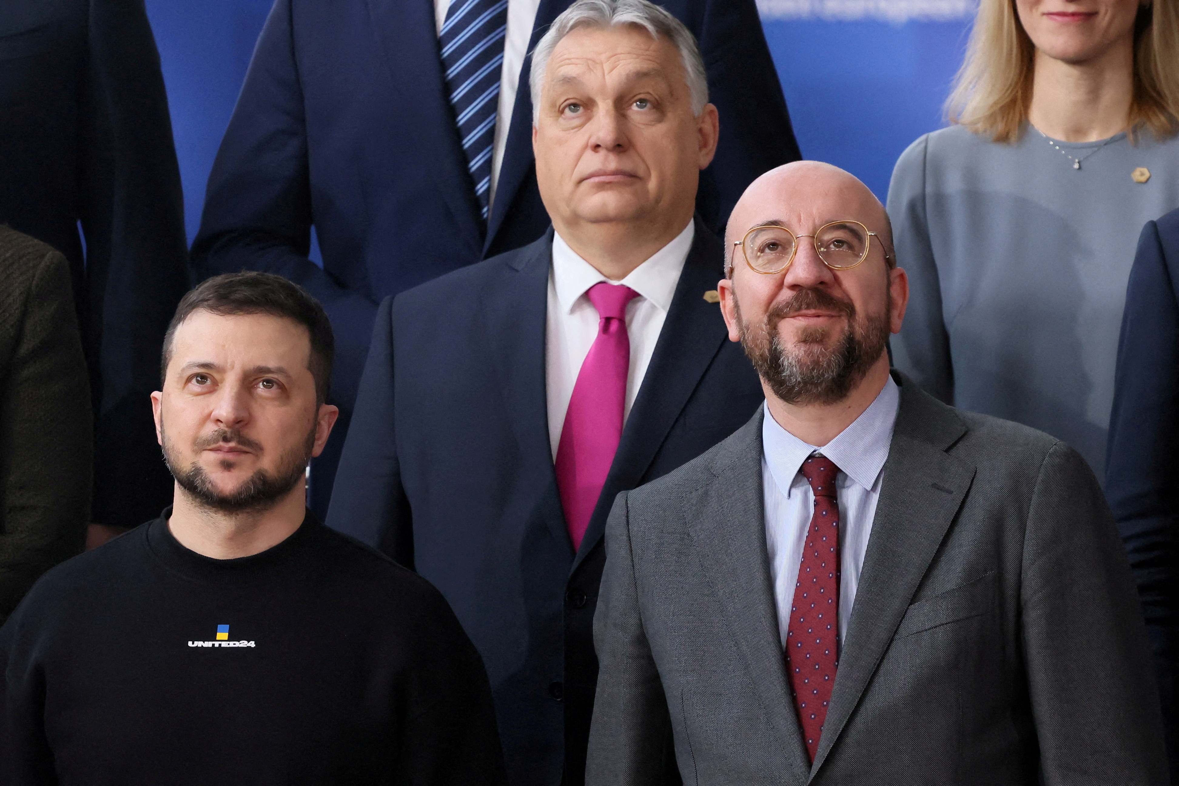 El presidente ucraniano, Volodimir Zelenski, el primer ministro húngaro, Víktor Orbán y el presidente del Consejo de la UE, Charles Michel.