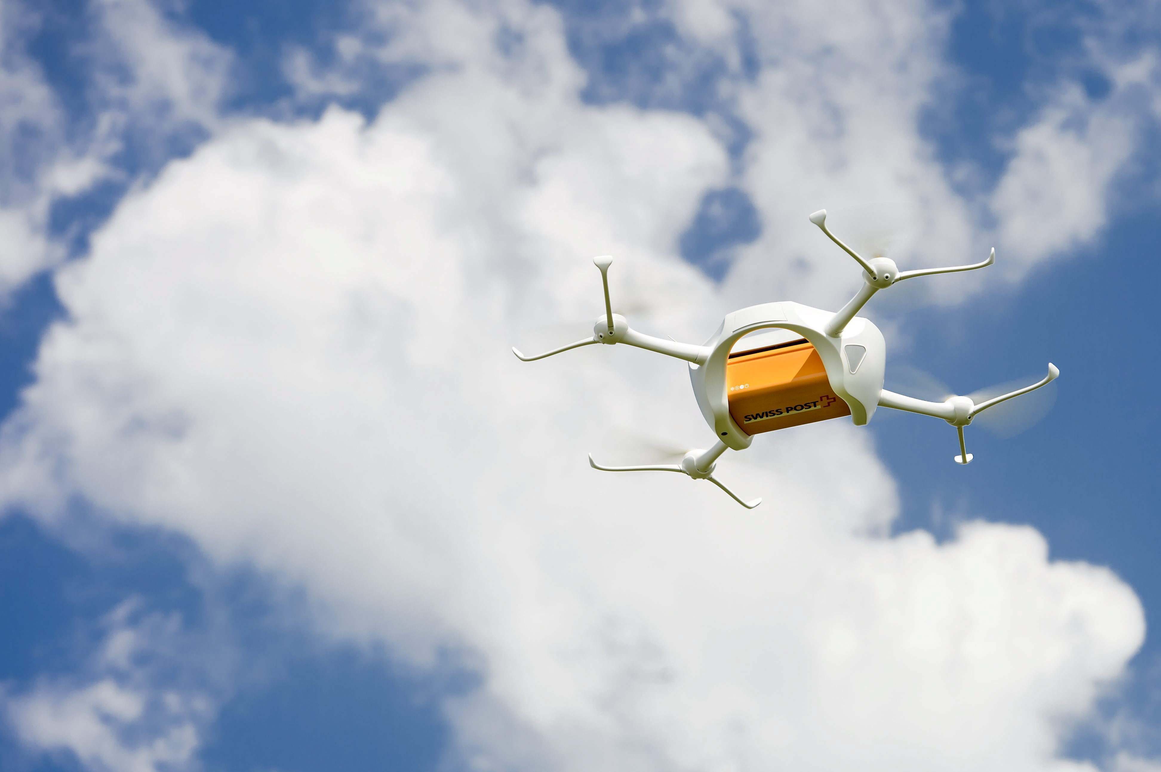 Un dron transportando un paquete