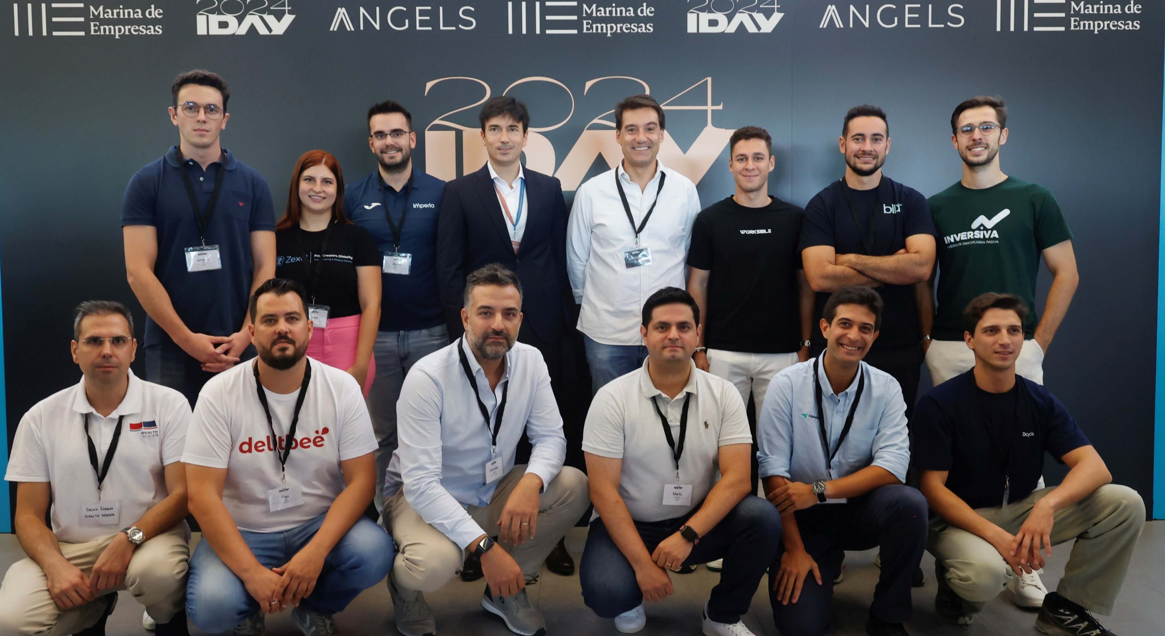 Pepe Peris, en el centro, con los emprendedores de varias startups.