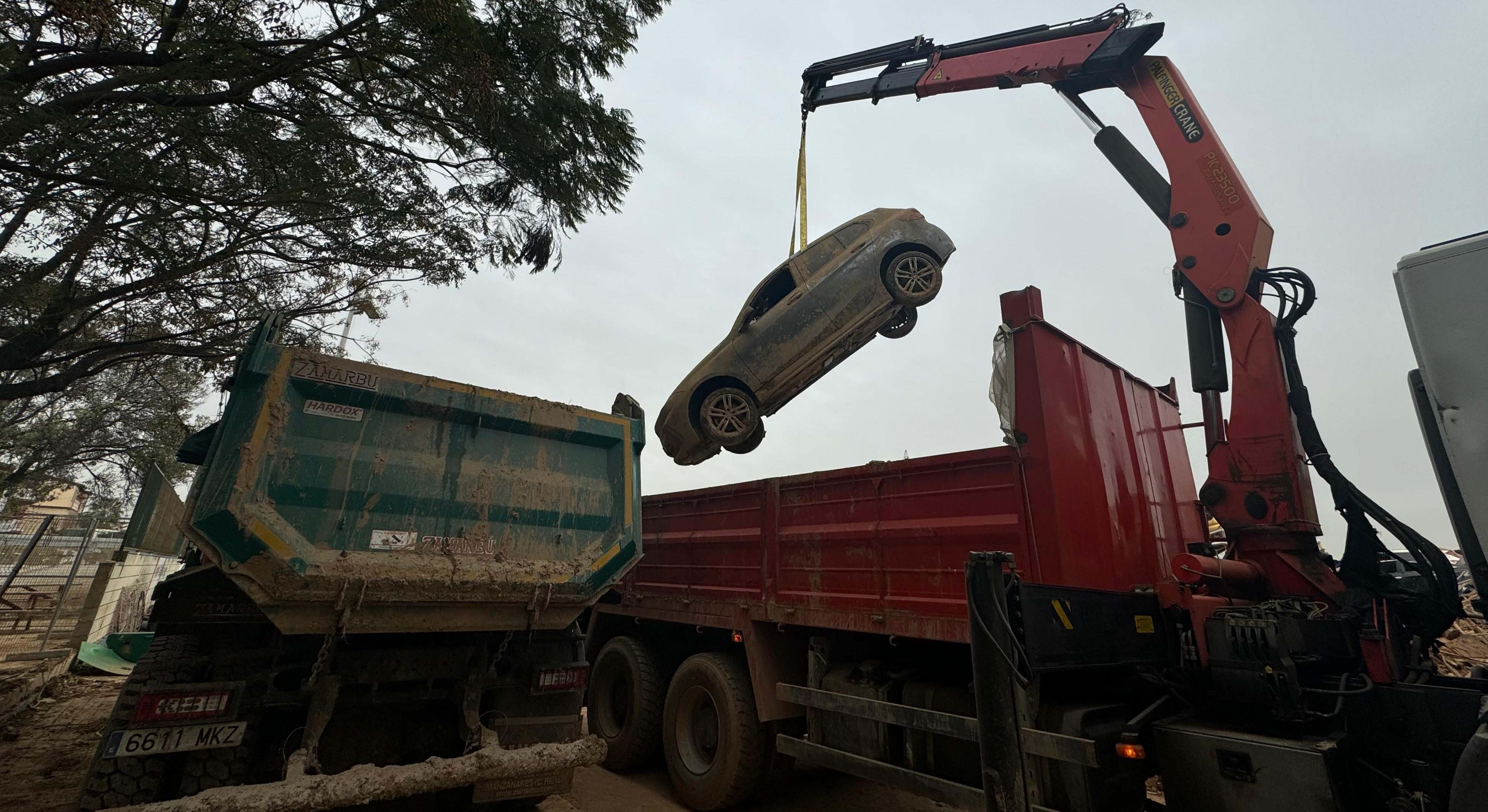Un coche retirado tras la DANA.