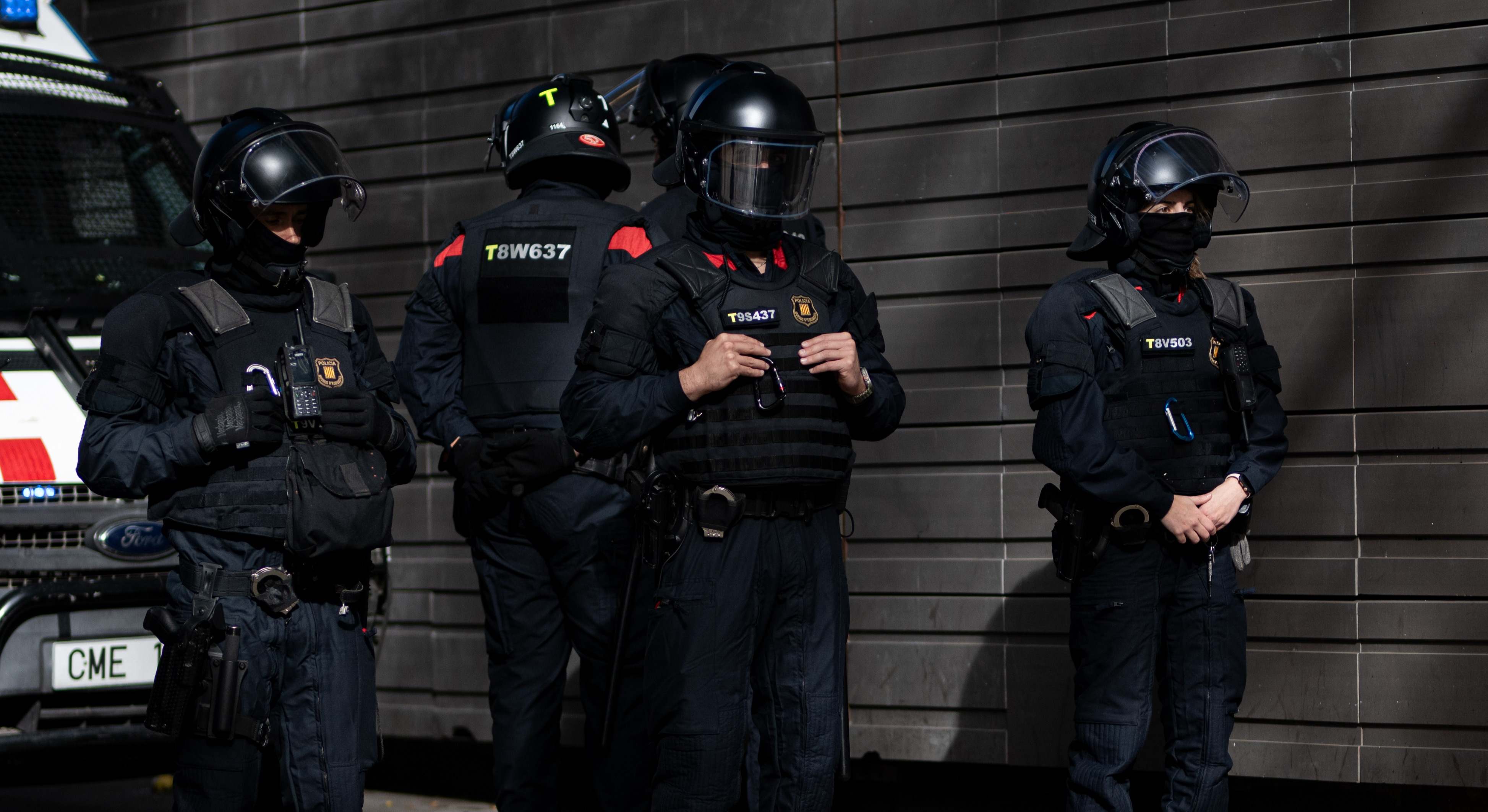Varios agentes de los Mossos d'Esquadra cierran el acceso al edificio de la Antigua Massana