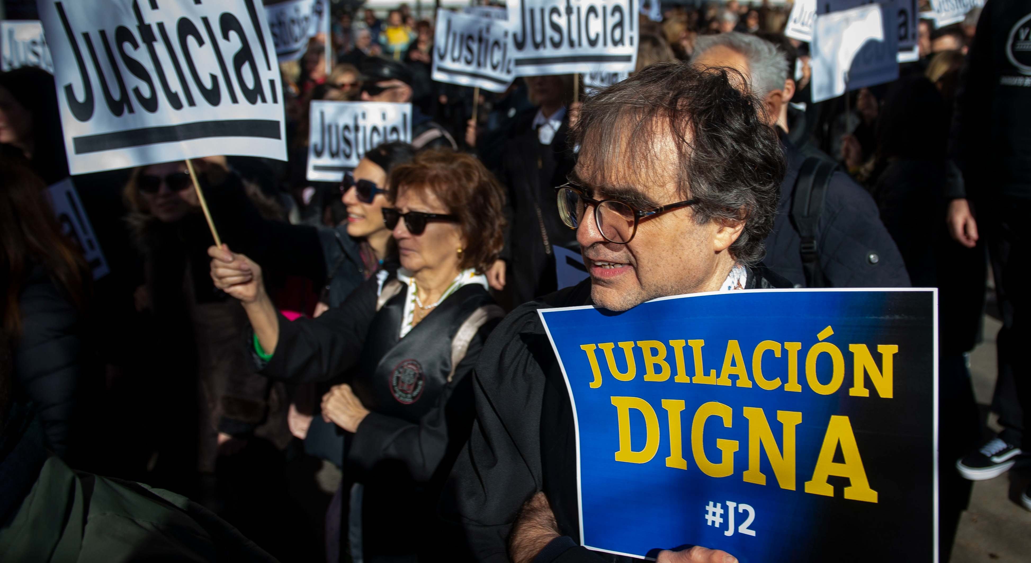 Manifestación de abogados que reclaman una pensión digna