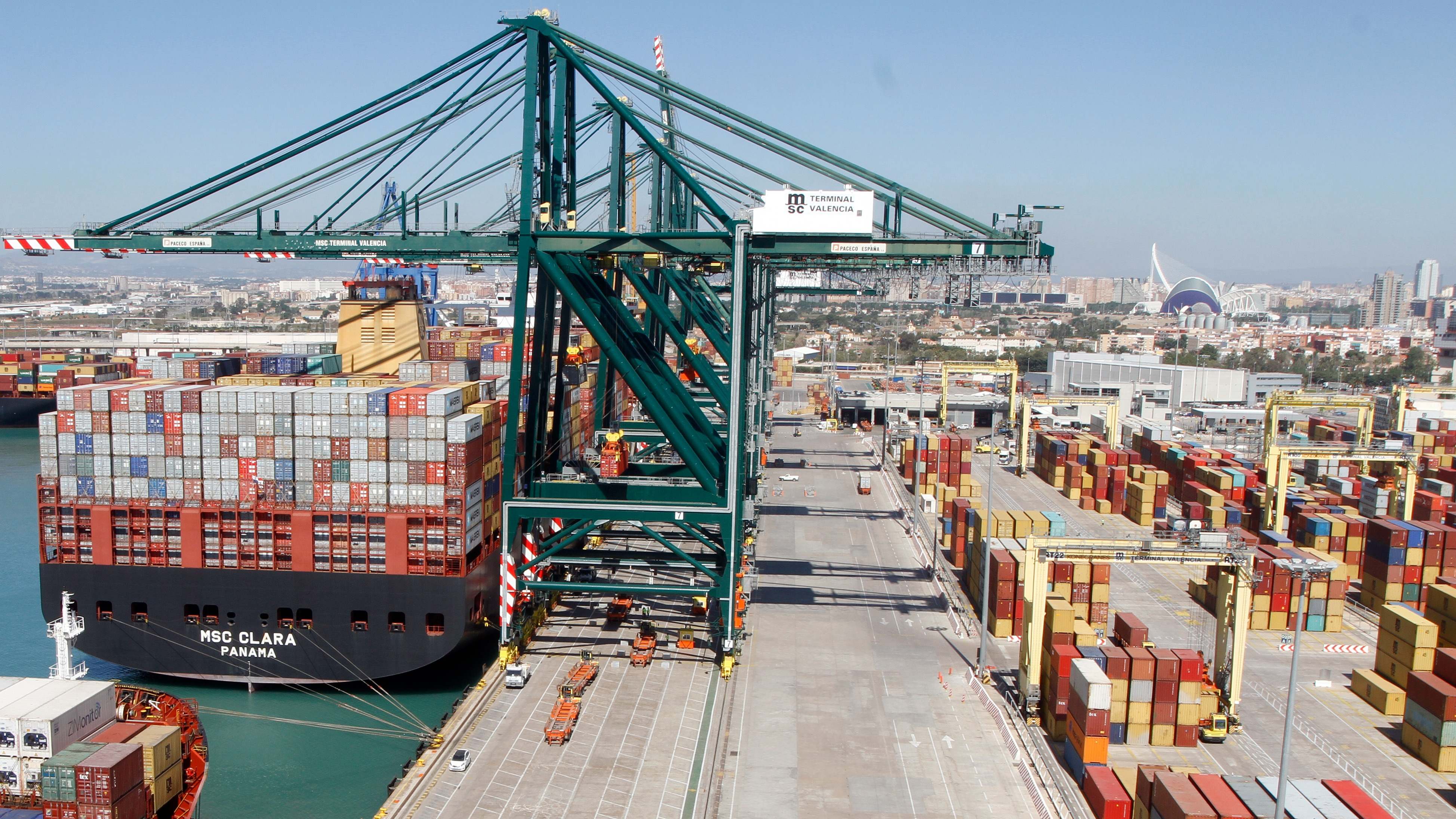 Actual terminal de MSC, con la ciudad de Valencia al fondo.