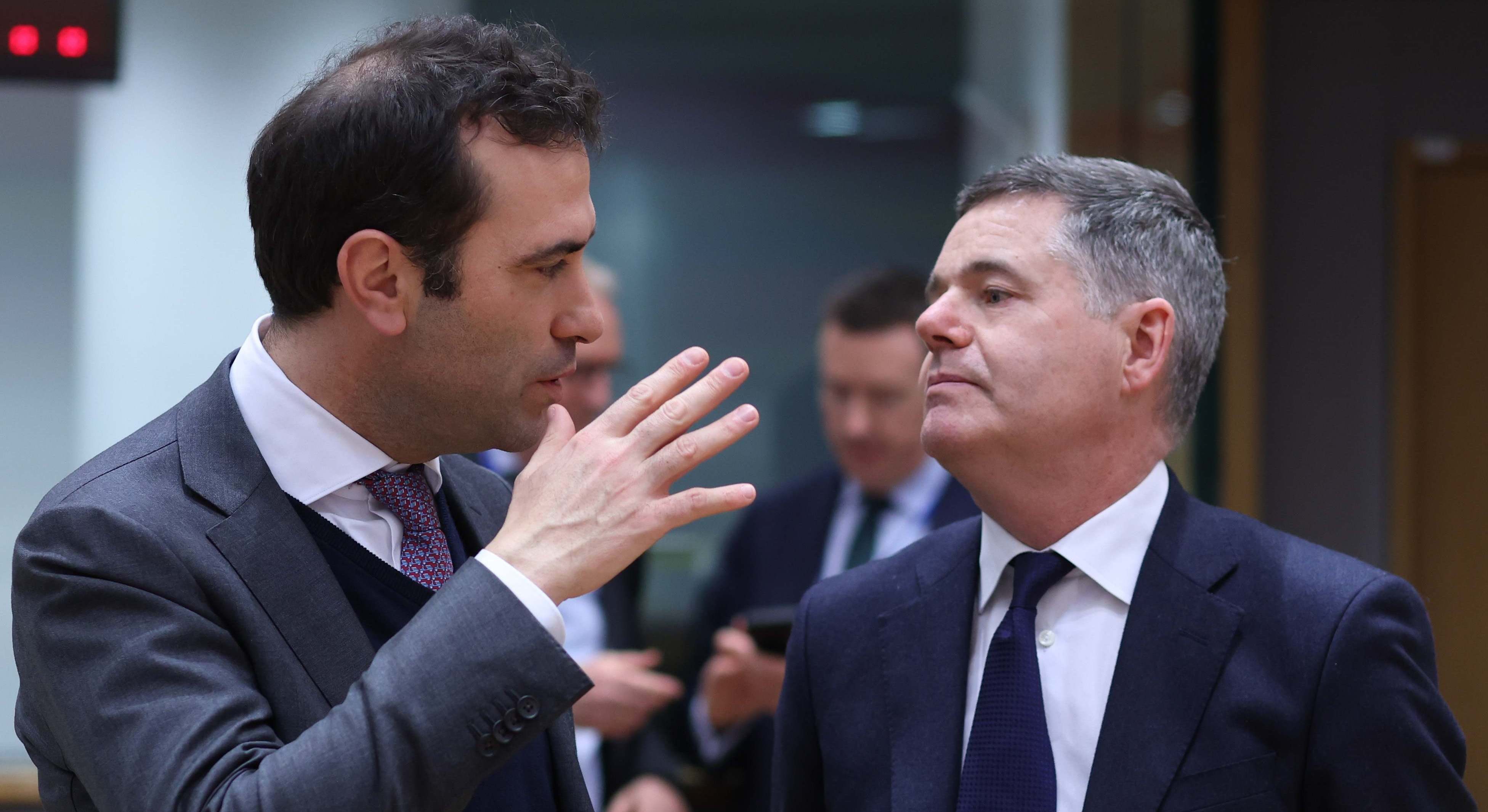 El ministro de Economía, Carlos Cuerpo y el presidente del Eurogrupo, Paschal Donohoe.