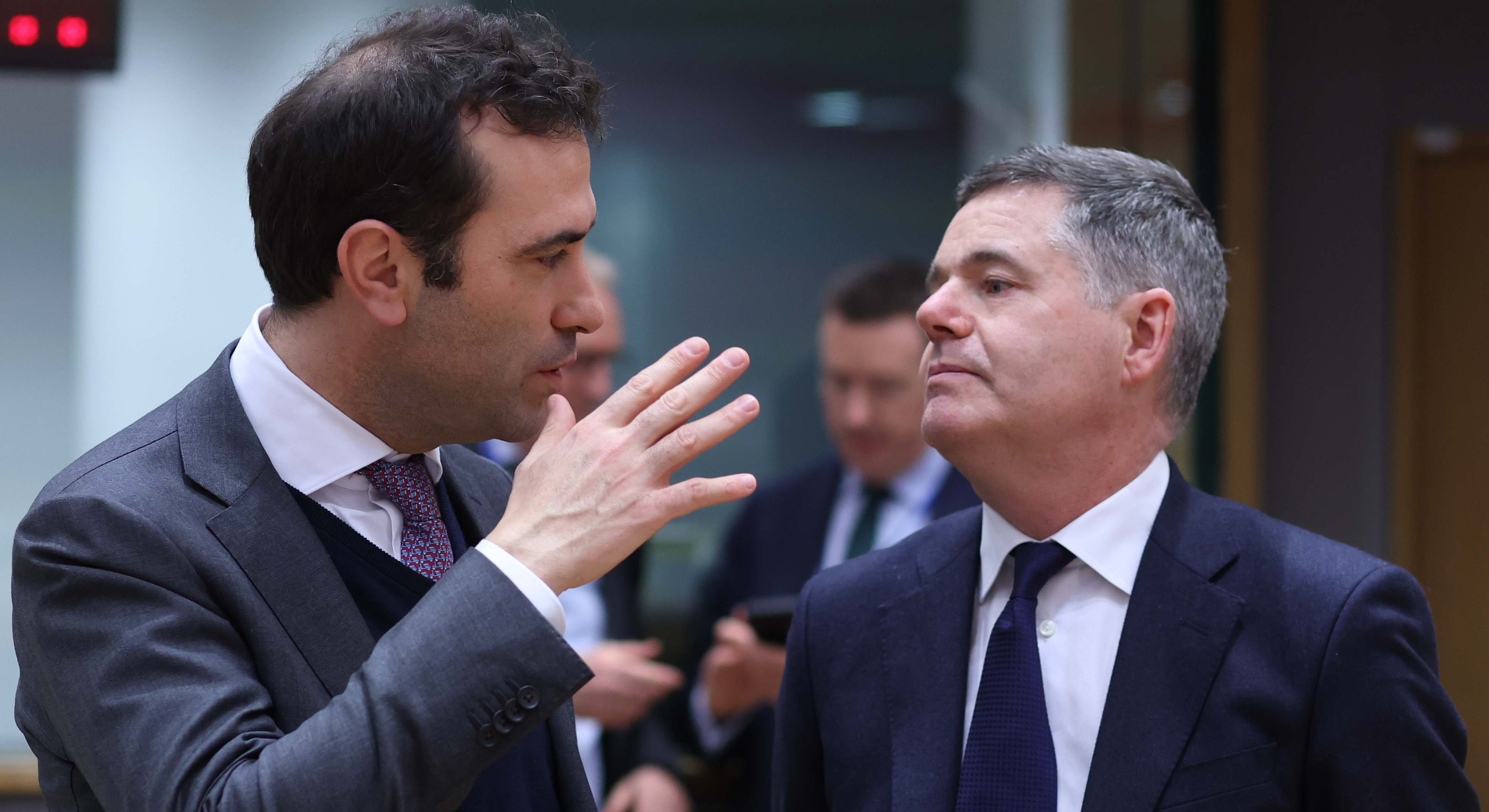 El ministro de Economía, Carlos Cuerpo y el presidente del Eurogrupo, Paschal Donohoe.