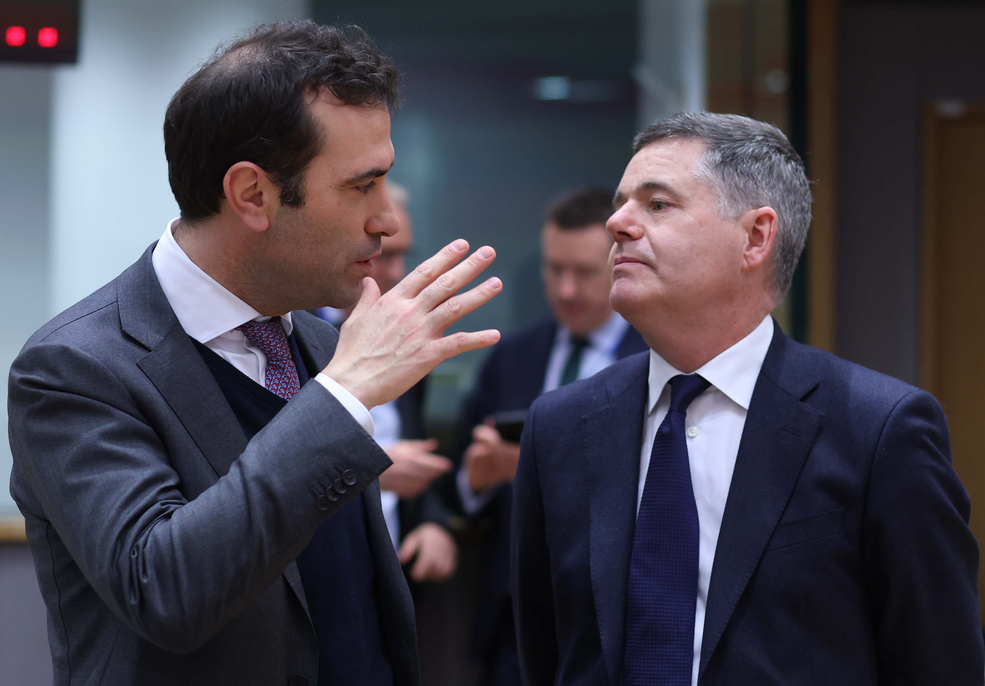 El ministro de Economía, Carlos Cuerpo y el presidente del Eurogrupo, Paschal Donohoe.