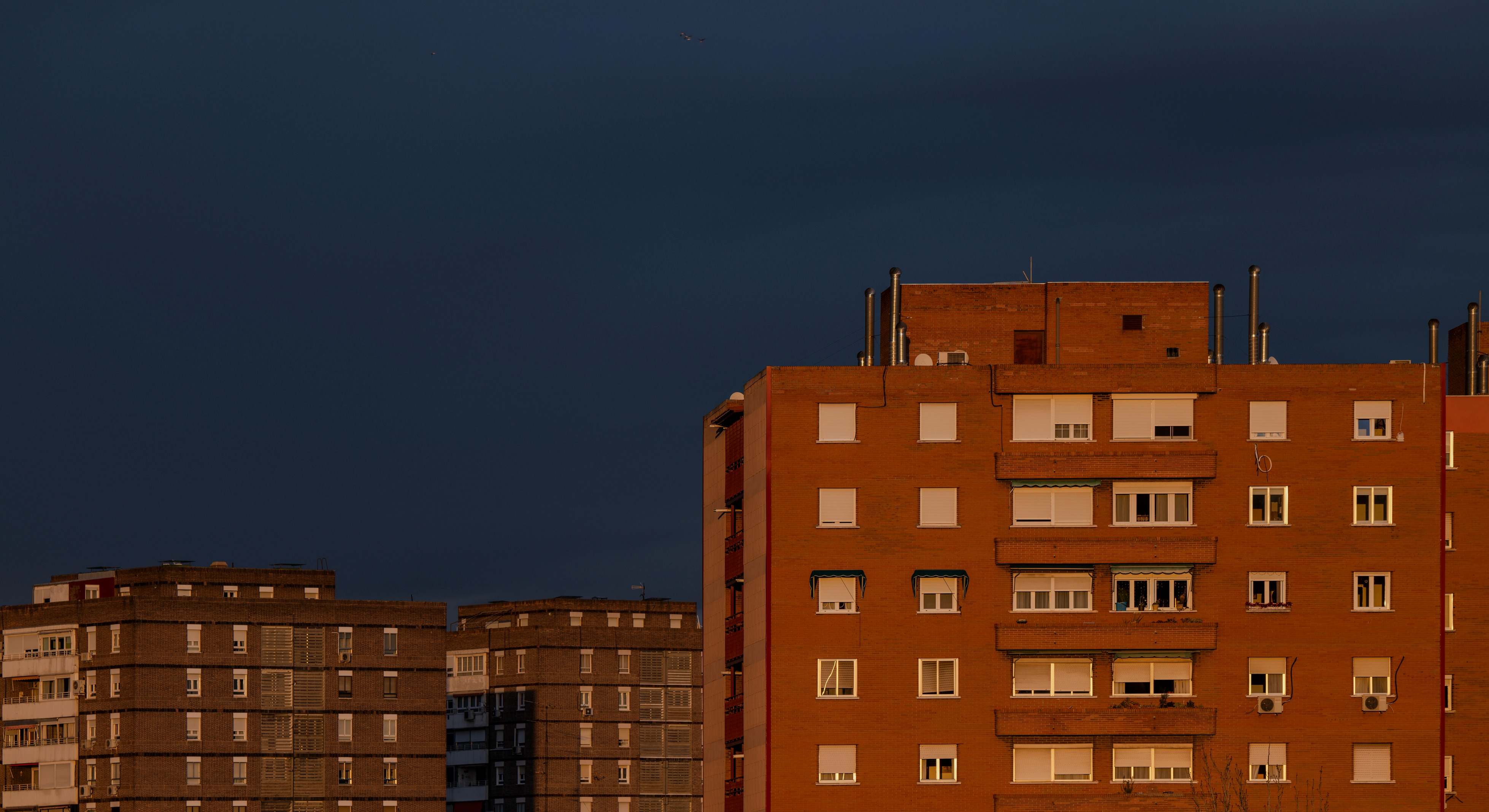 Bloque de edificios en España en una tarde nubosa. / Foto: iStock