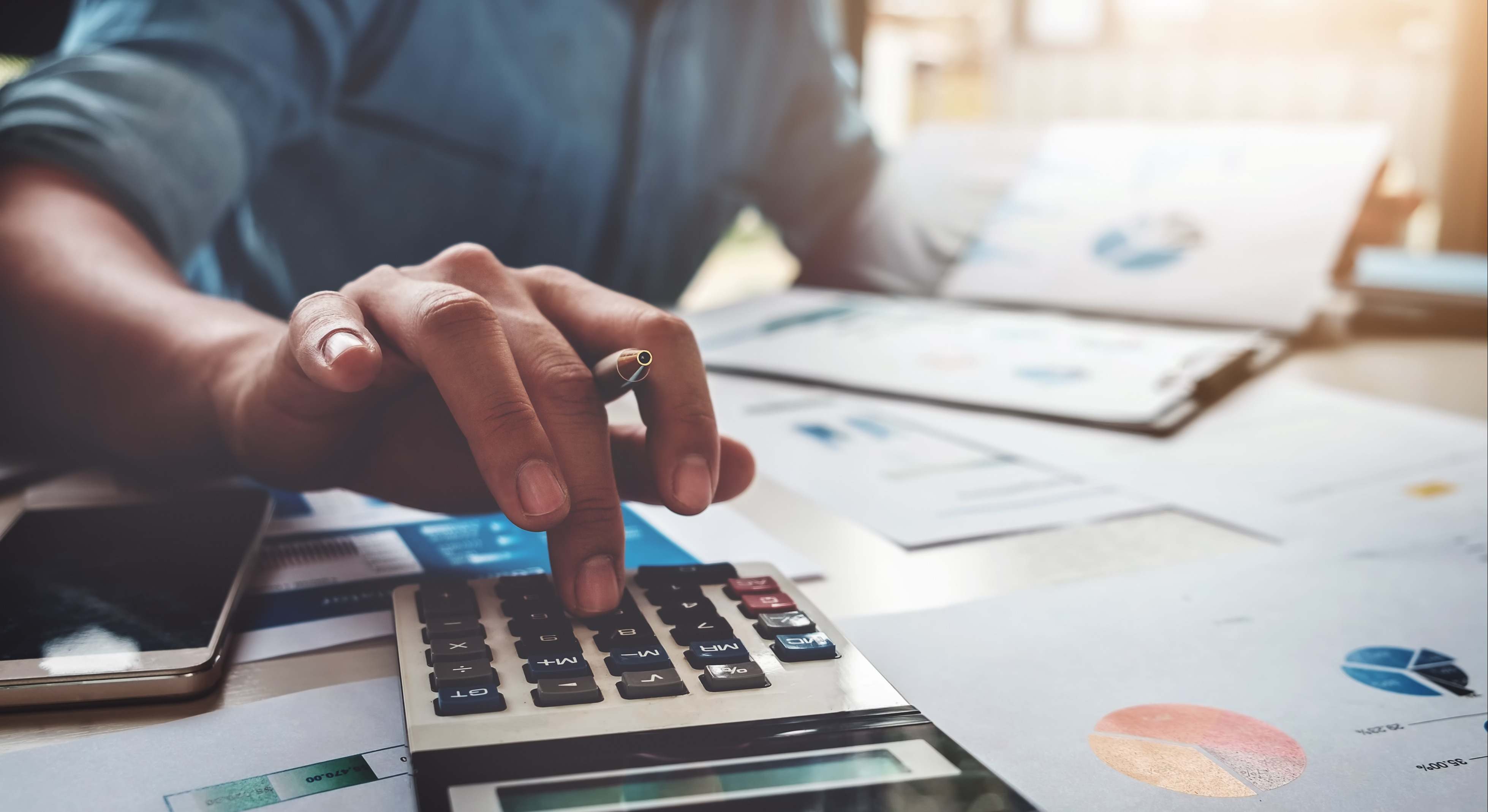Una persona mira la contabilidad de una empresa