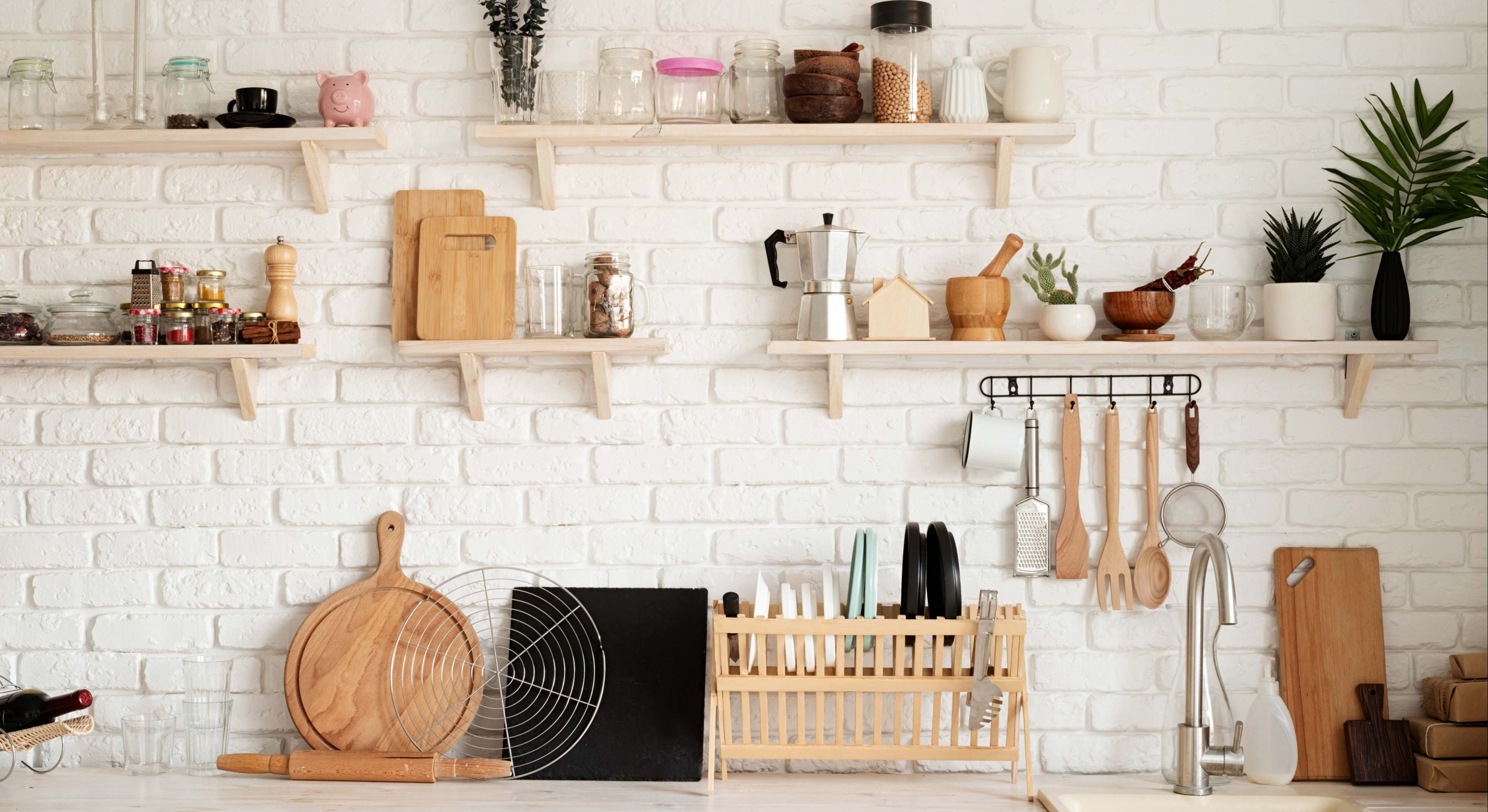 Utensilios de cocina en una pared blanca