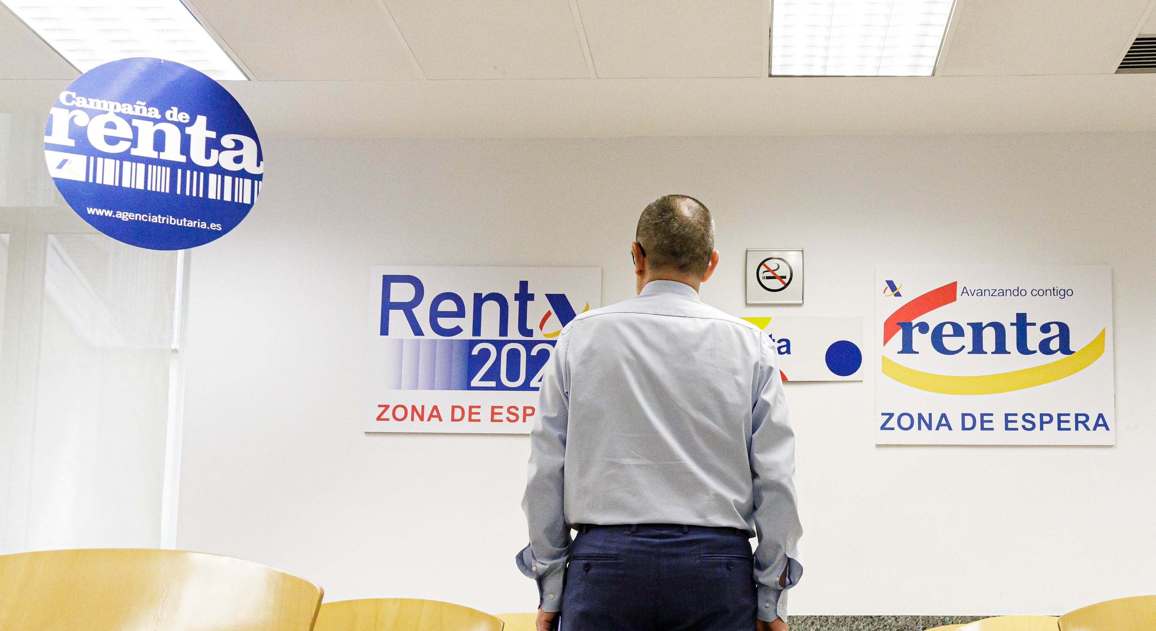 Un hombre en la sala de espera de una oficina de la Agencia Tributaria