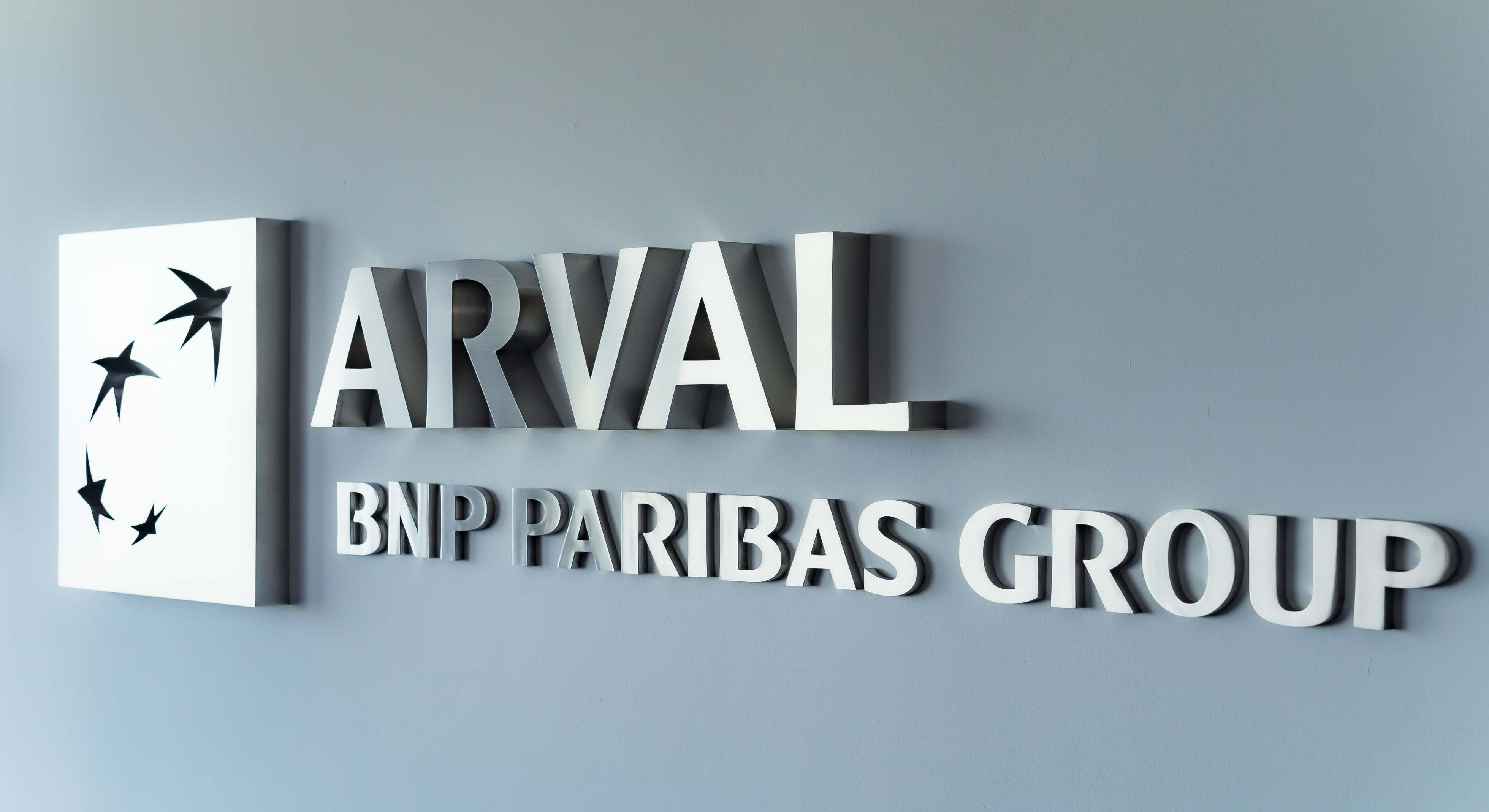 Logo de Arval en sus oficinas