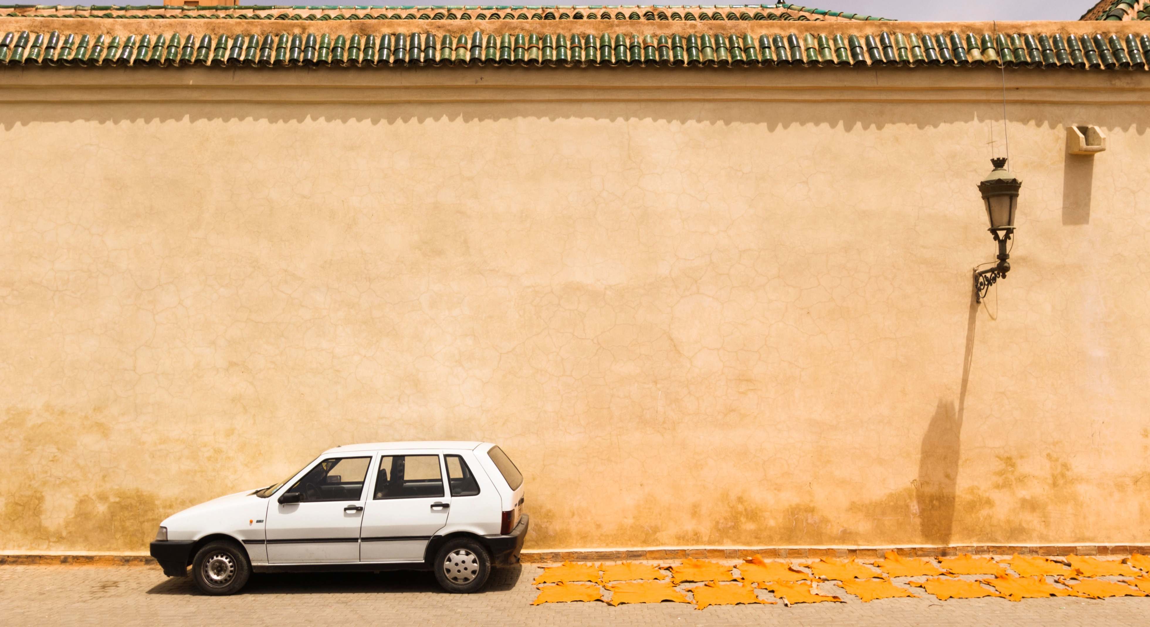 Un icónico Fiat Uno en una calle de Marrakech