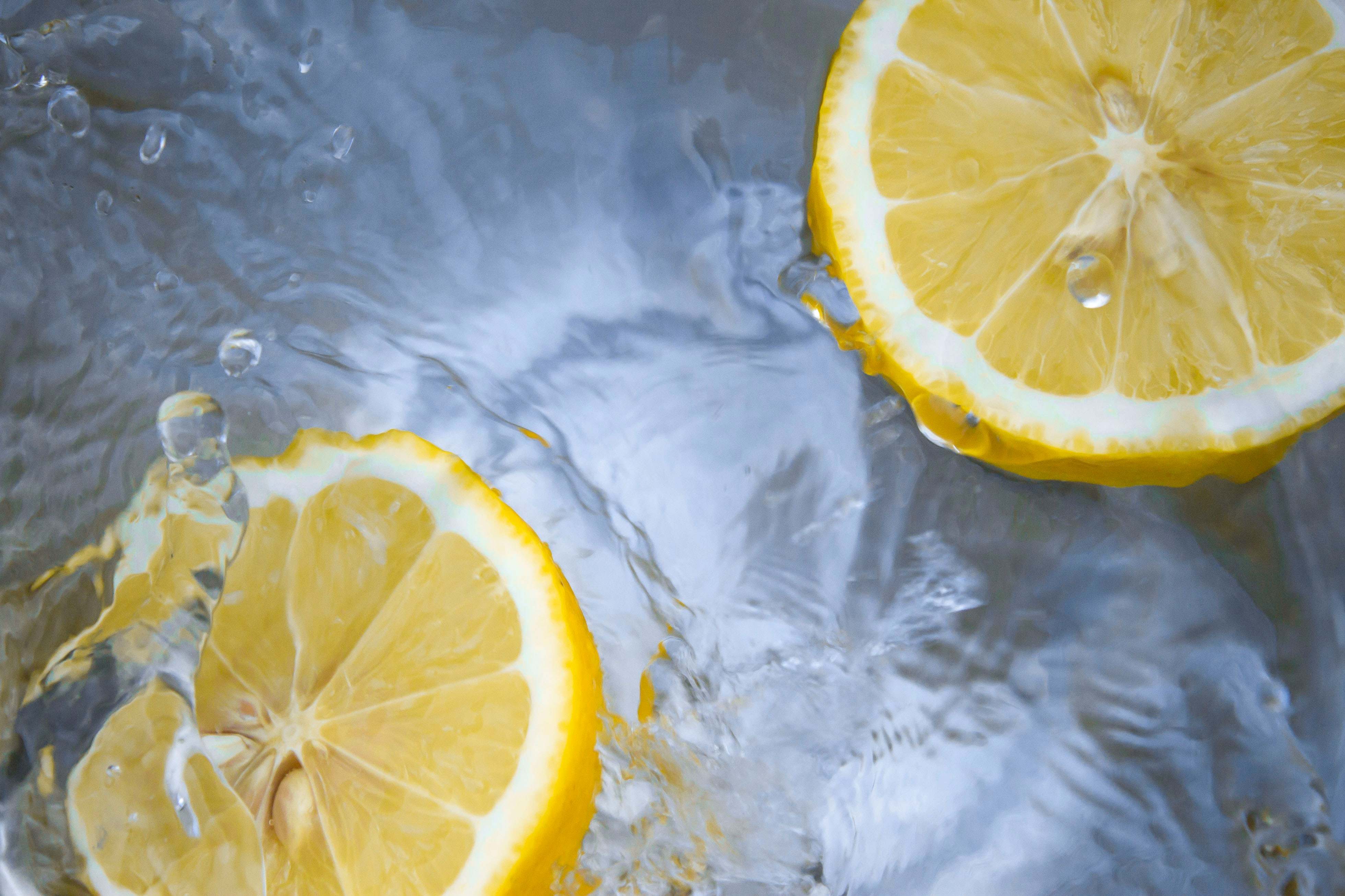 El agua de limón es un refresco de lo más hidratante