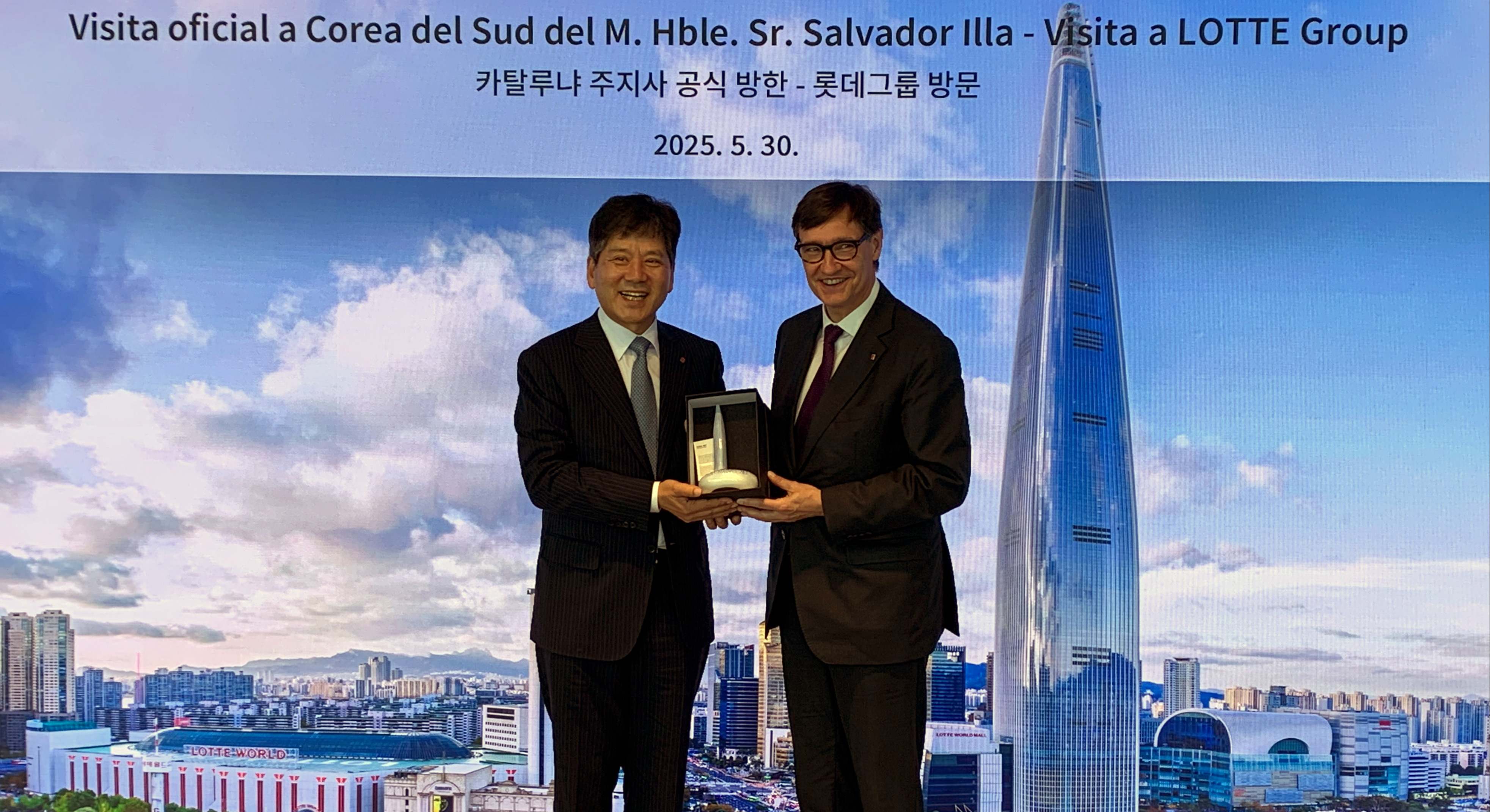 El CEO de Lotte, Kim Yeon-seop, y el presidente de la Generalitat, Salvador Illa, durante la visita del segundo a Corea del Sur. EFE