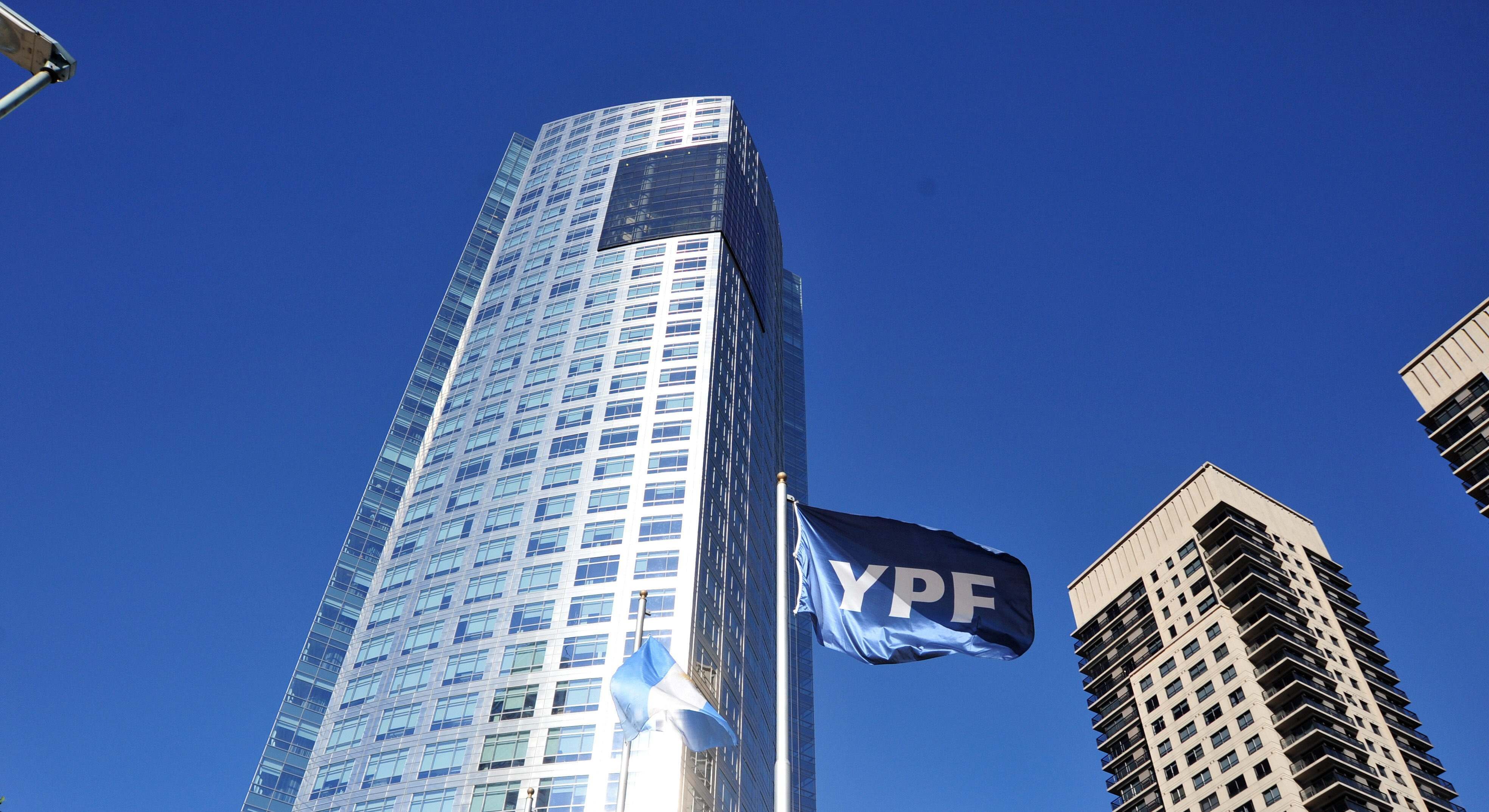 Bandera en la sede de YPF