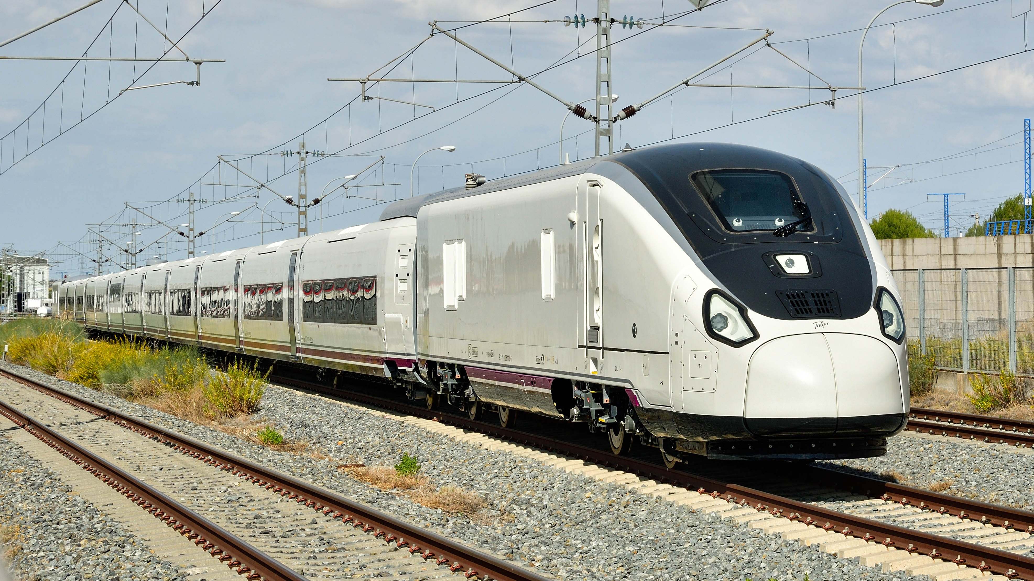 Tren Avril de Talgo en pruebas en La Sagra (Madrid).
