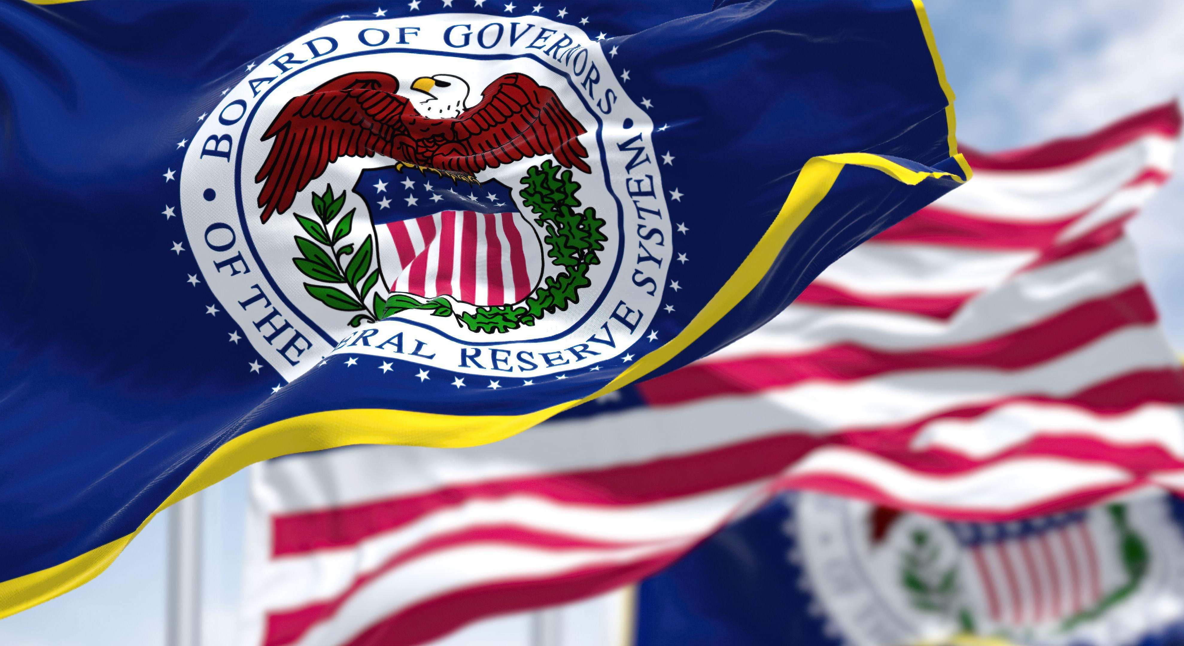Bandera de la Reserva Federal delante de la de EEUU