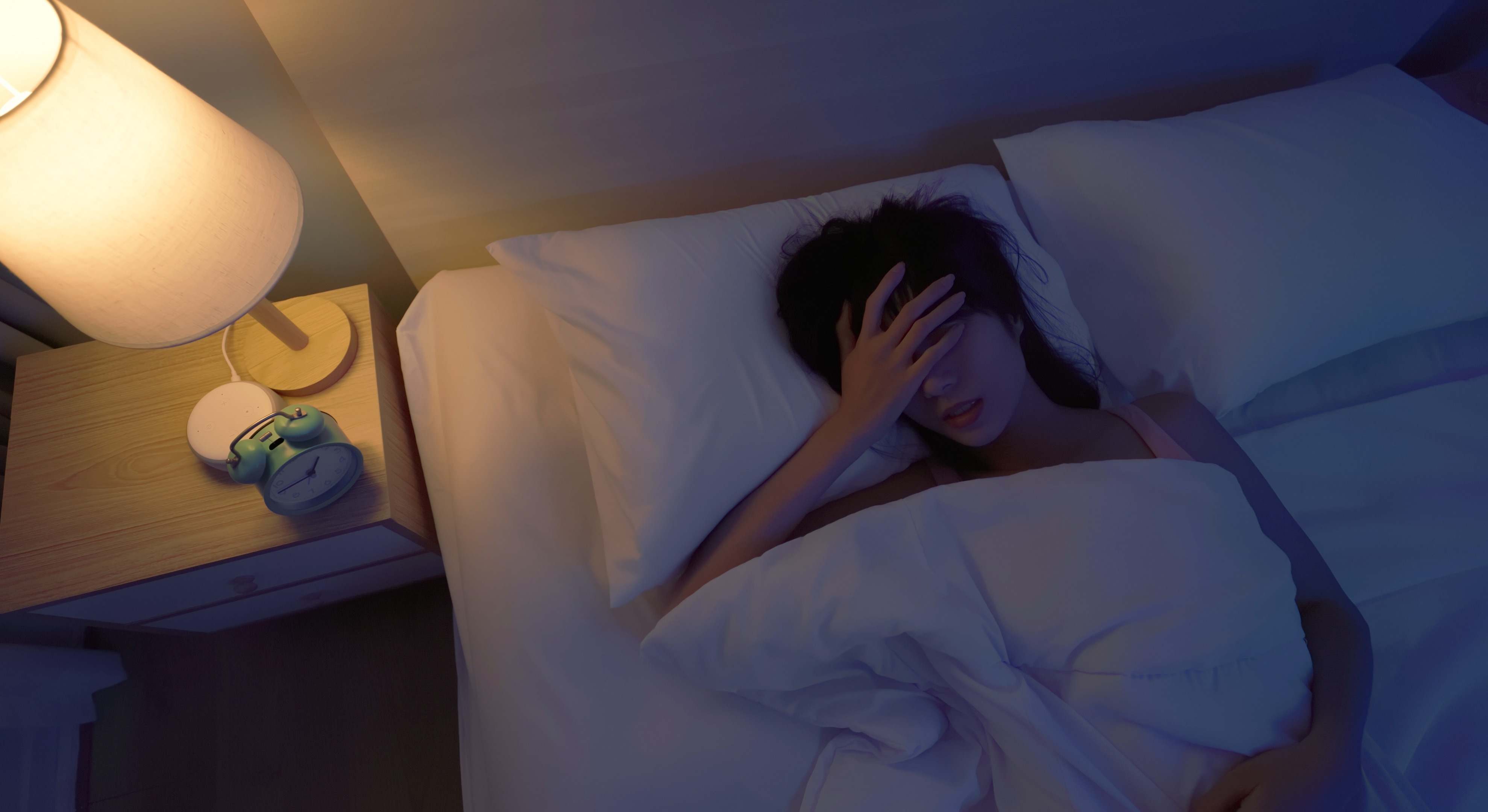 Una mujer con insomnio no puede dormir. / Foto: iStock