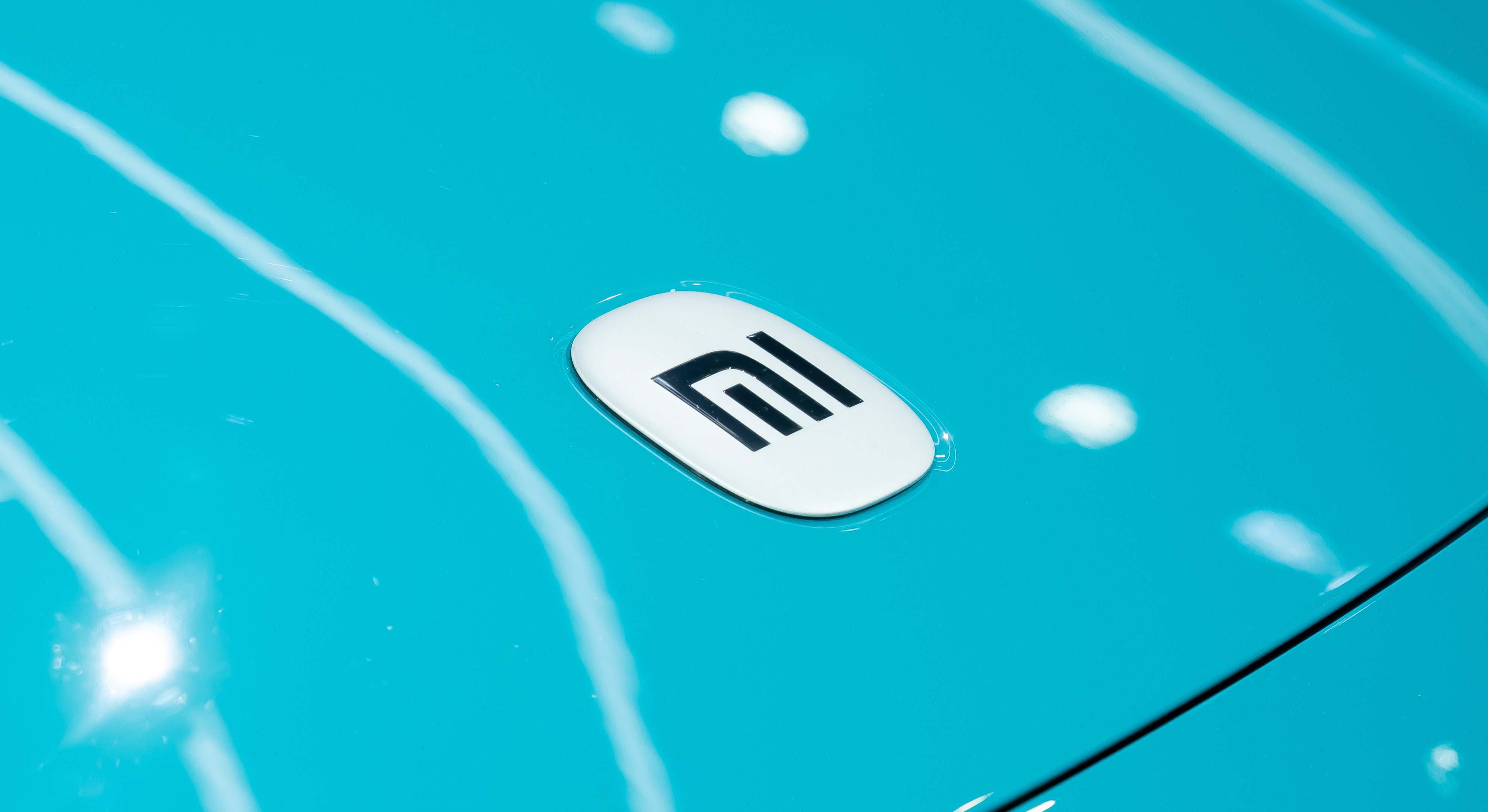 Logo de Xiaomi en el Xiaomi SU7