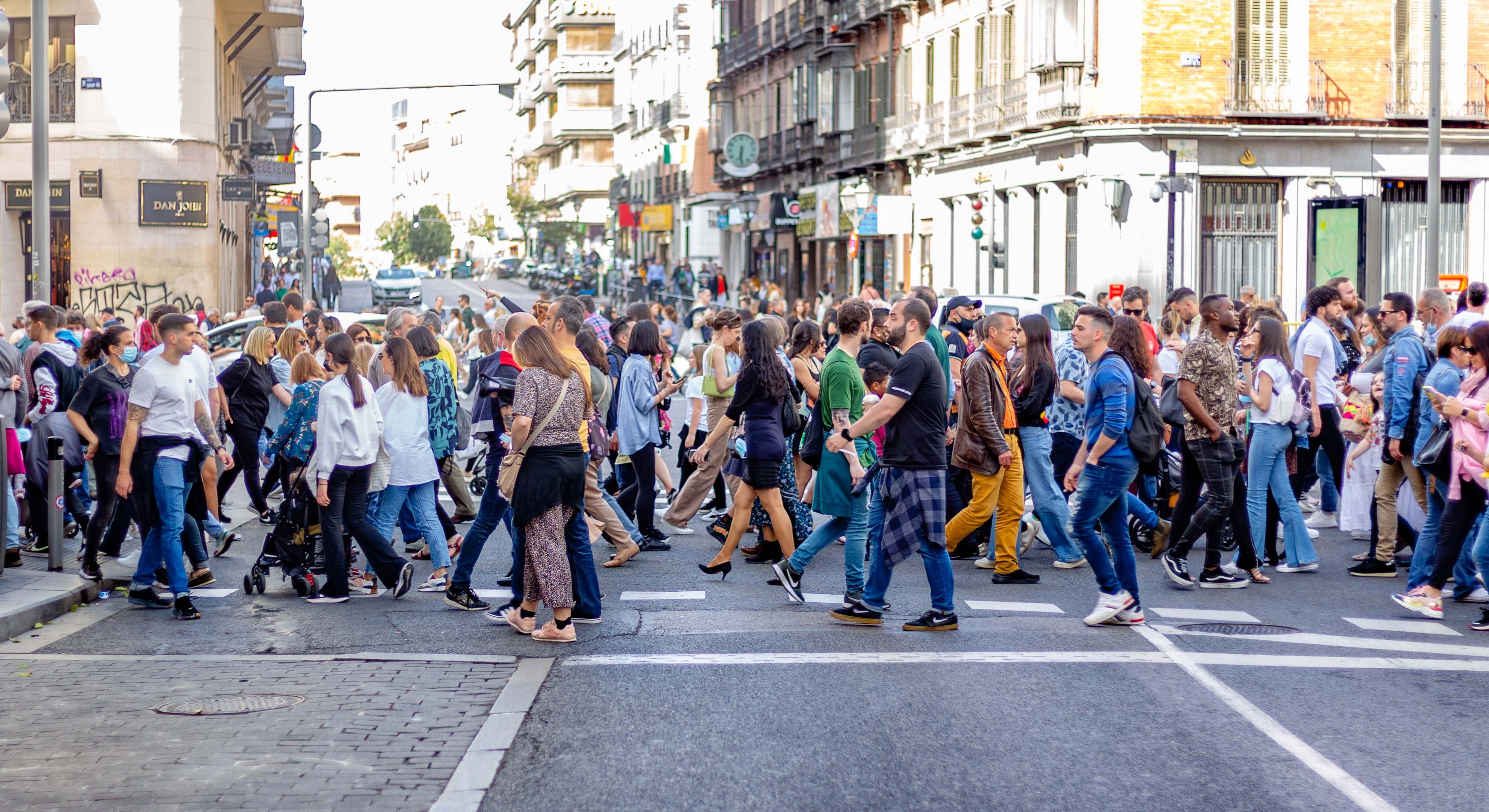 Una multitud de gente por las calles de la ciudad, en España. / Foto: iStock